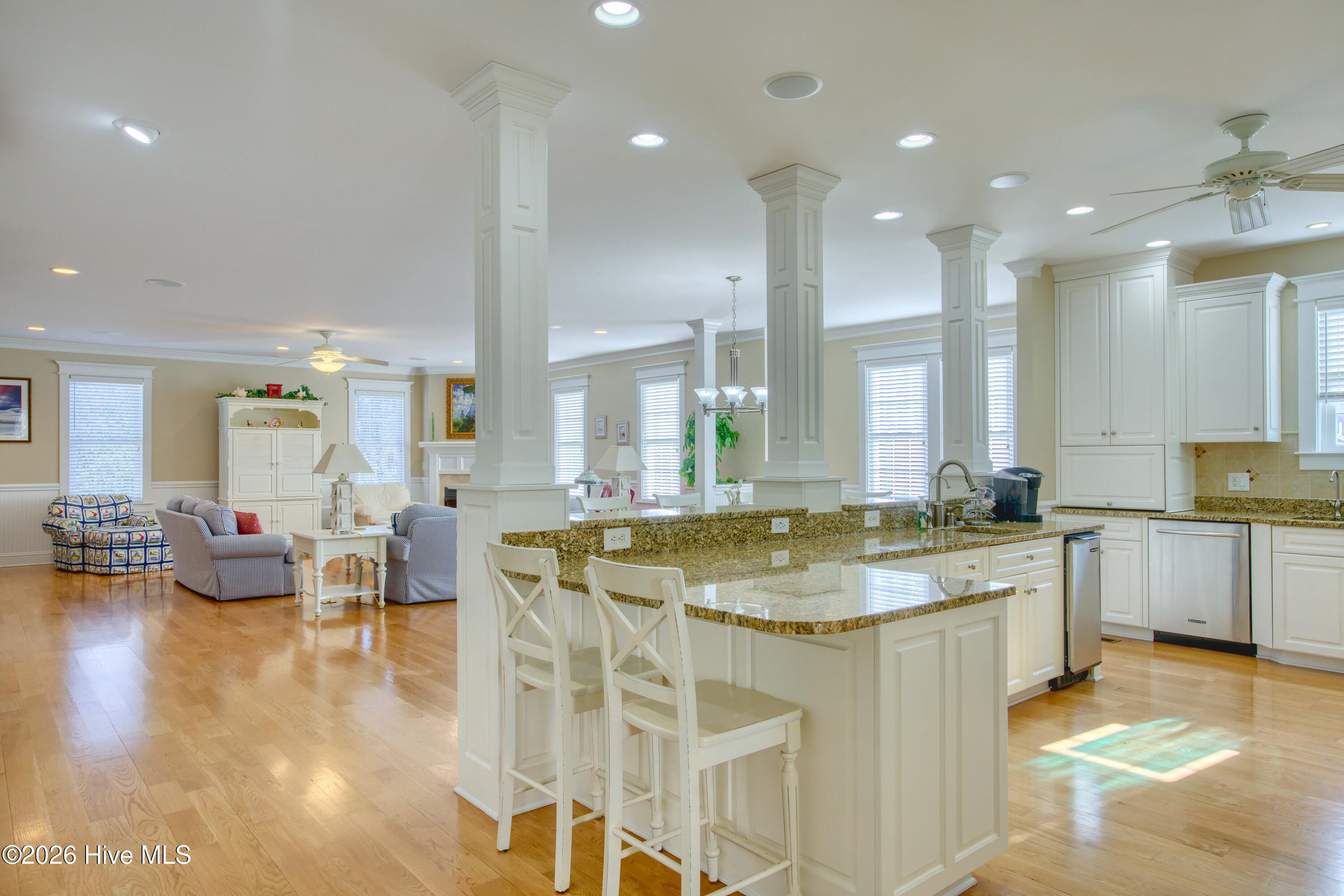 100549111 | Photo 28