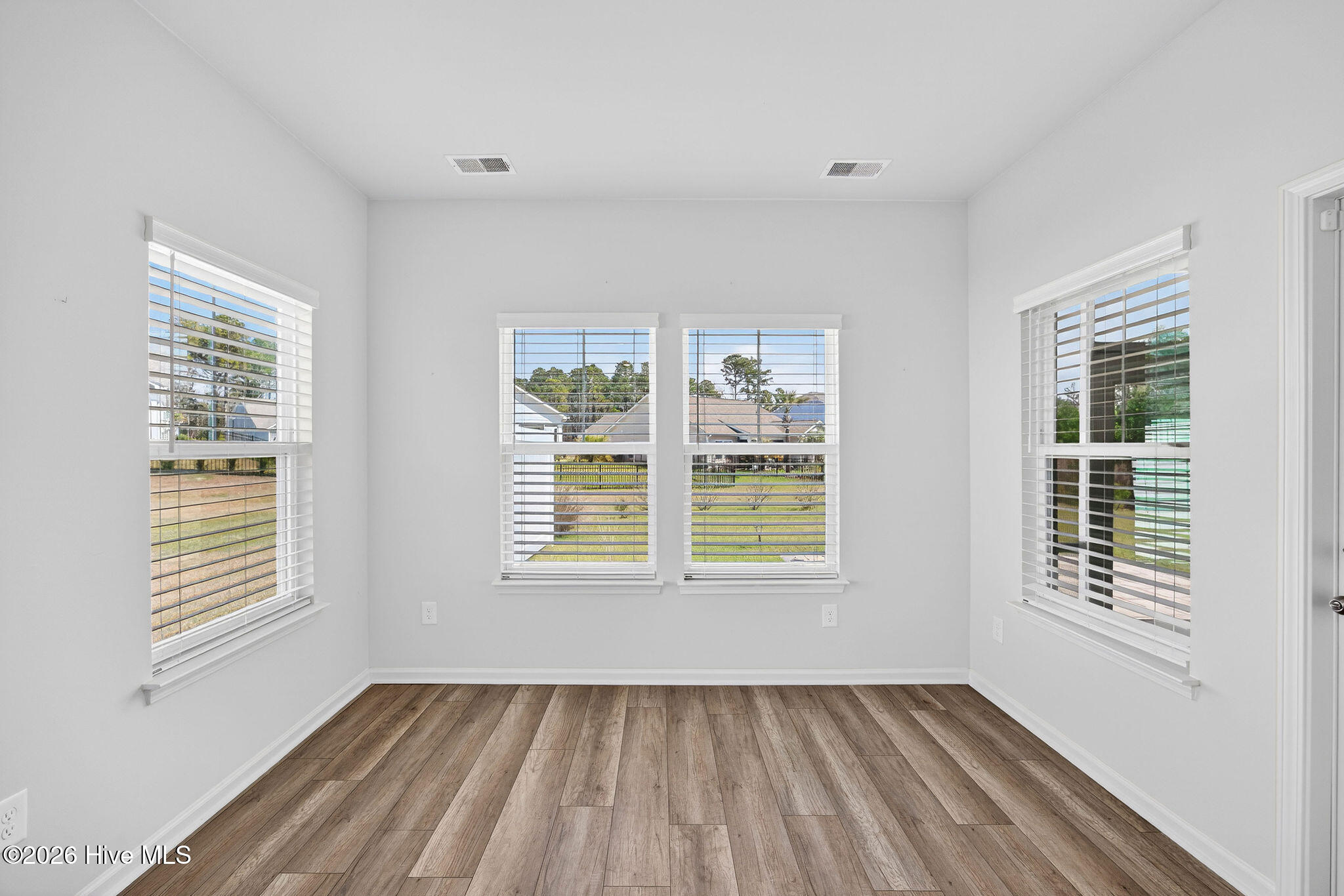 100561560 | Photo 18