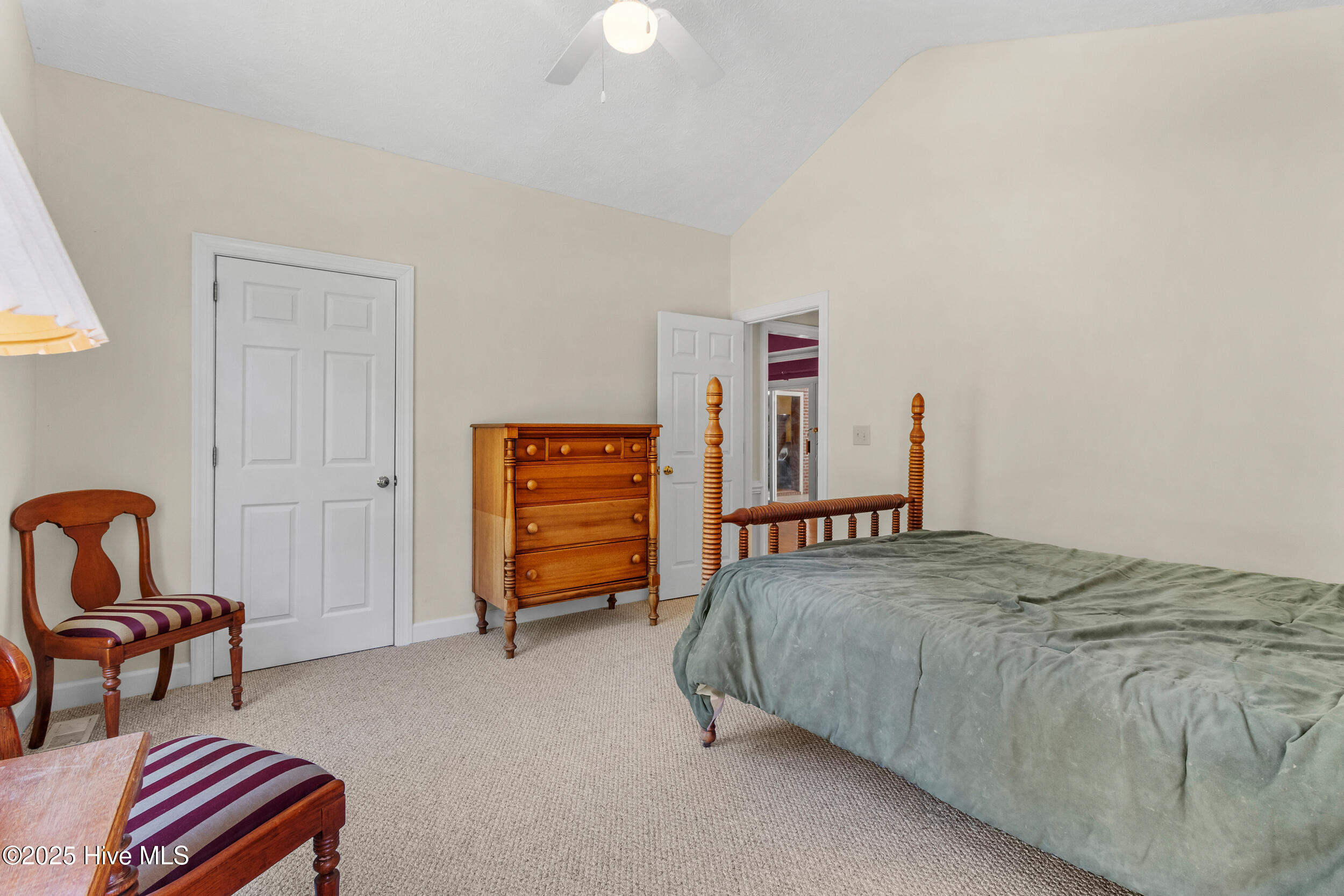 100502660 | Photo 26