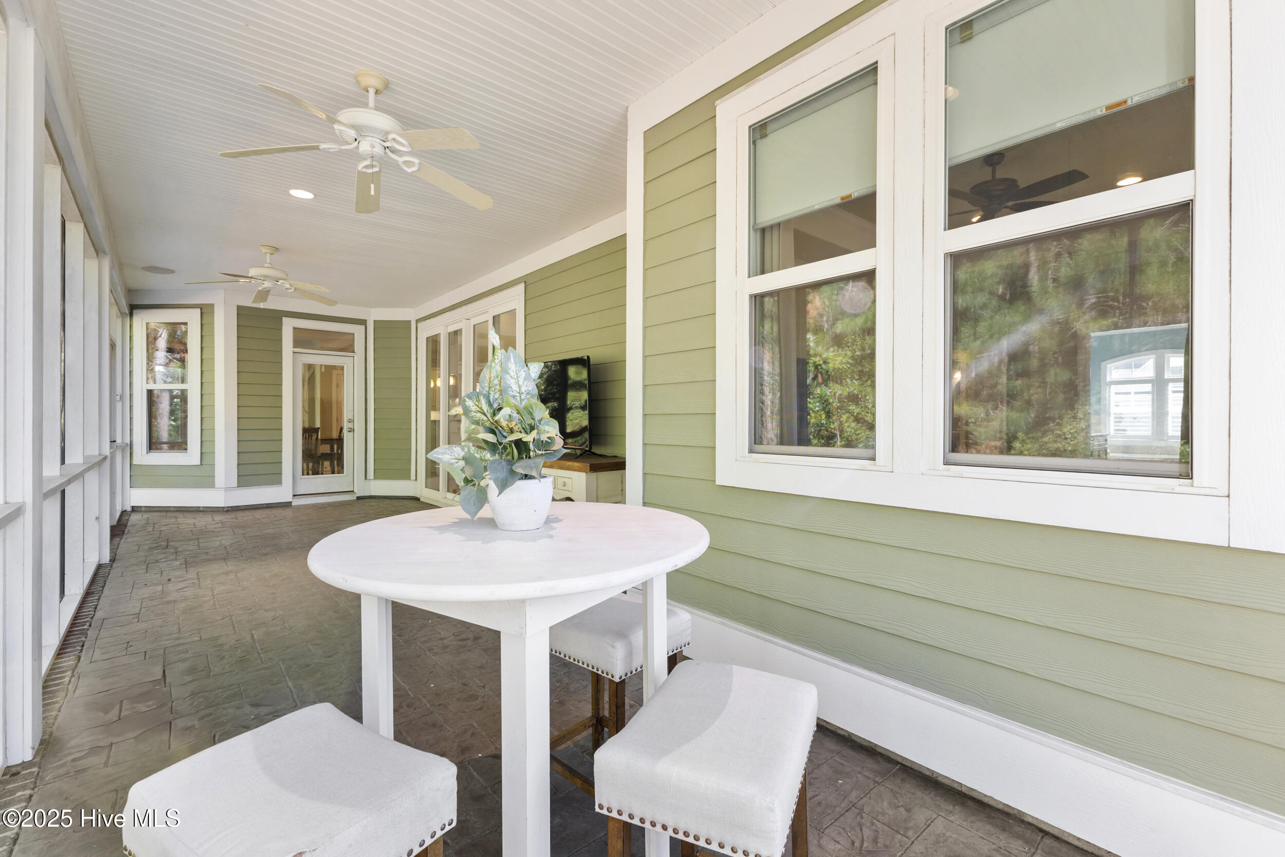 100549327 | Photo 43