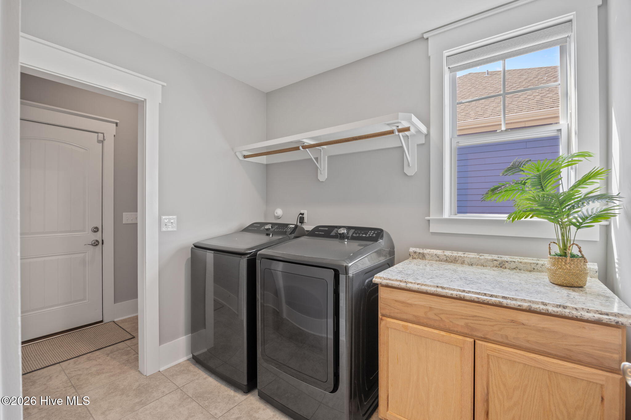 100563042 | Photo 25