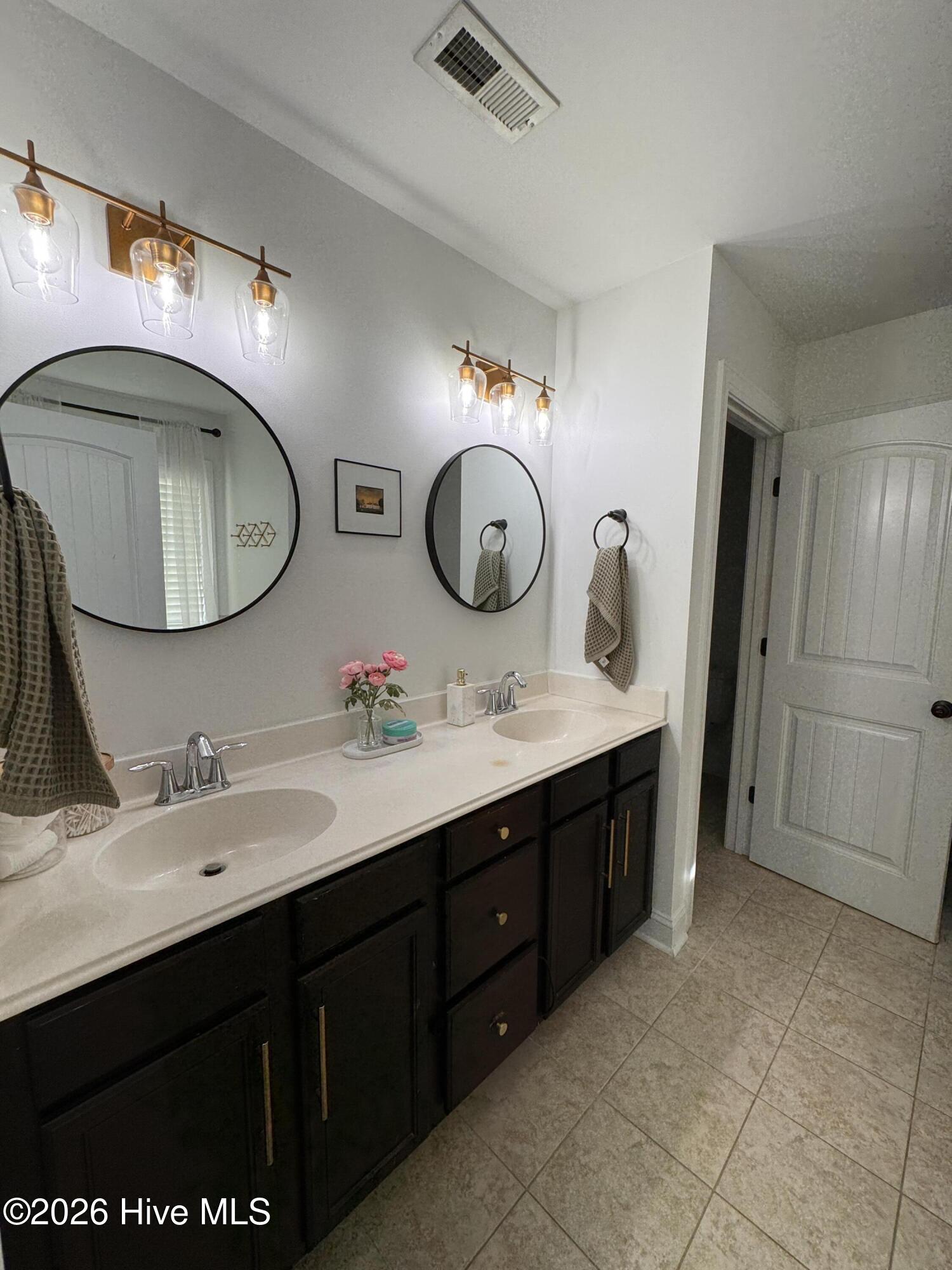 100570096 | Photo 12