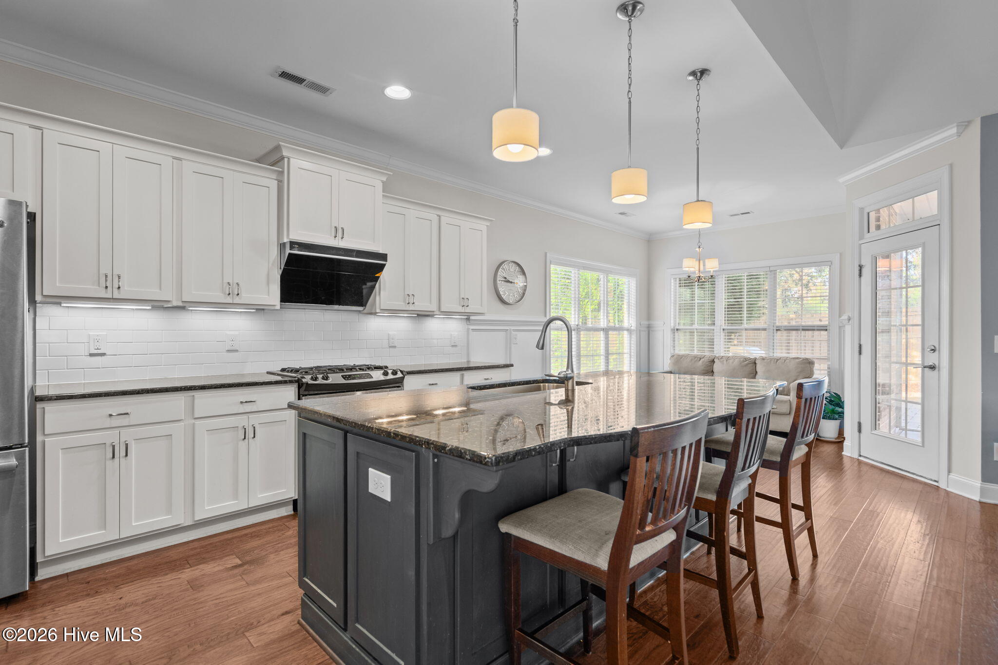 100548137 | Photo 23