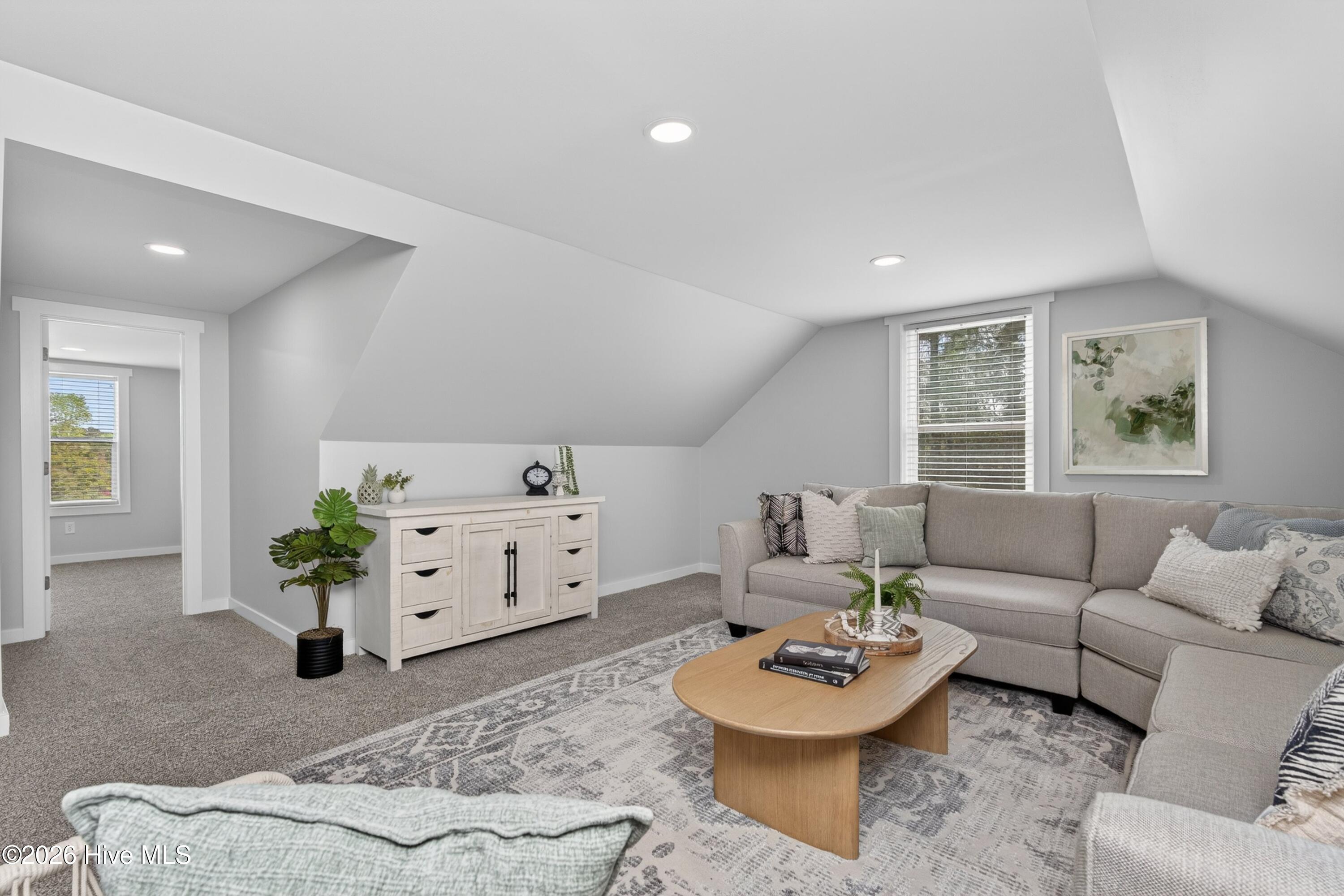 100567047 | Photo 32