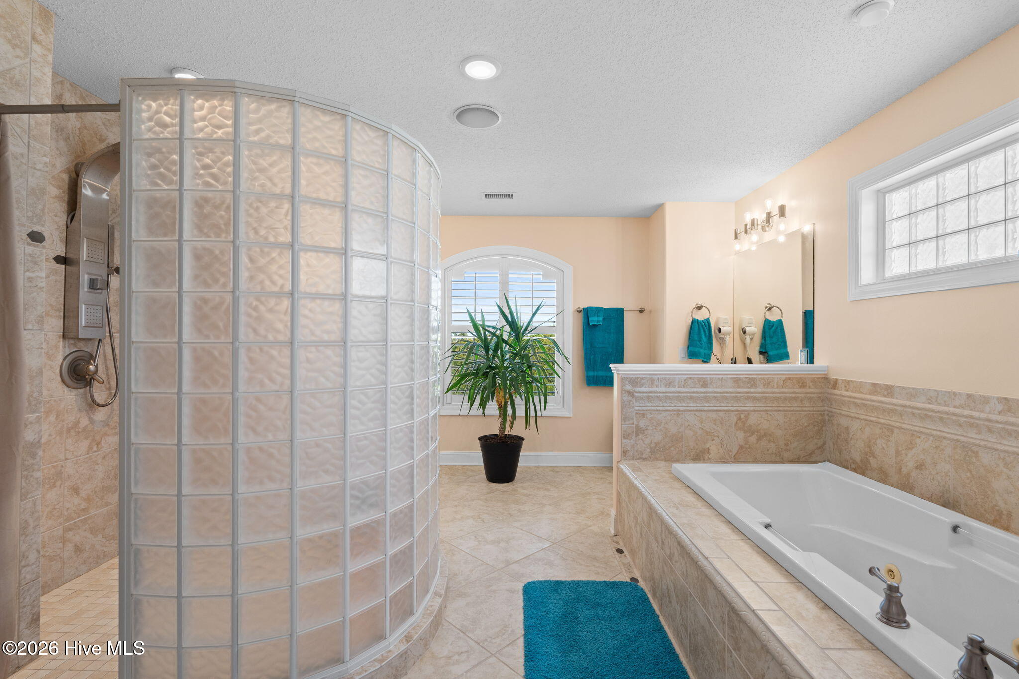 100561673 | Photo 18