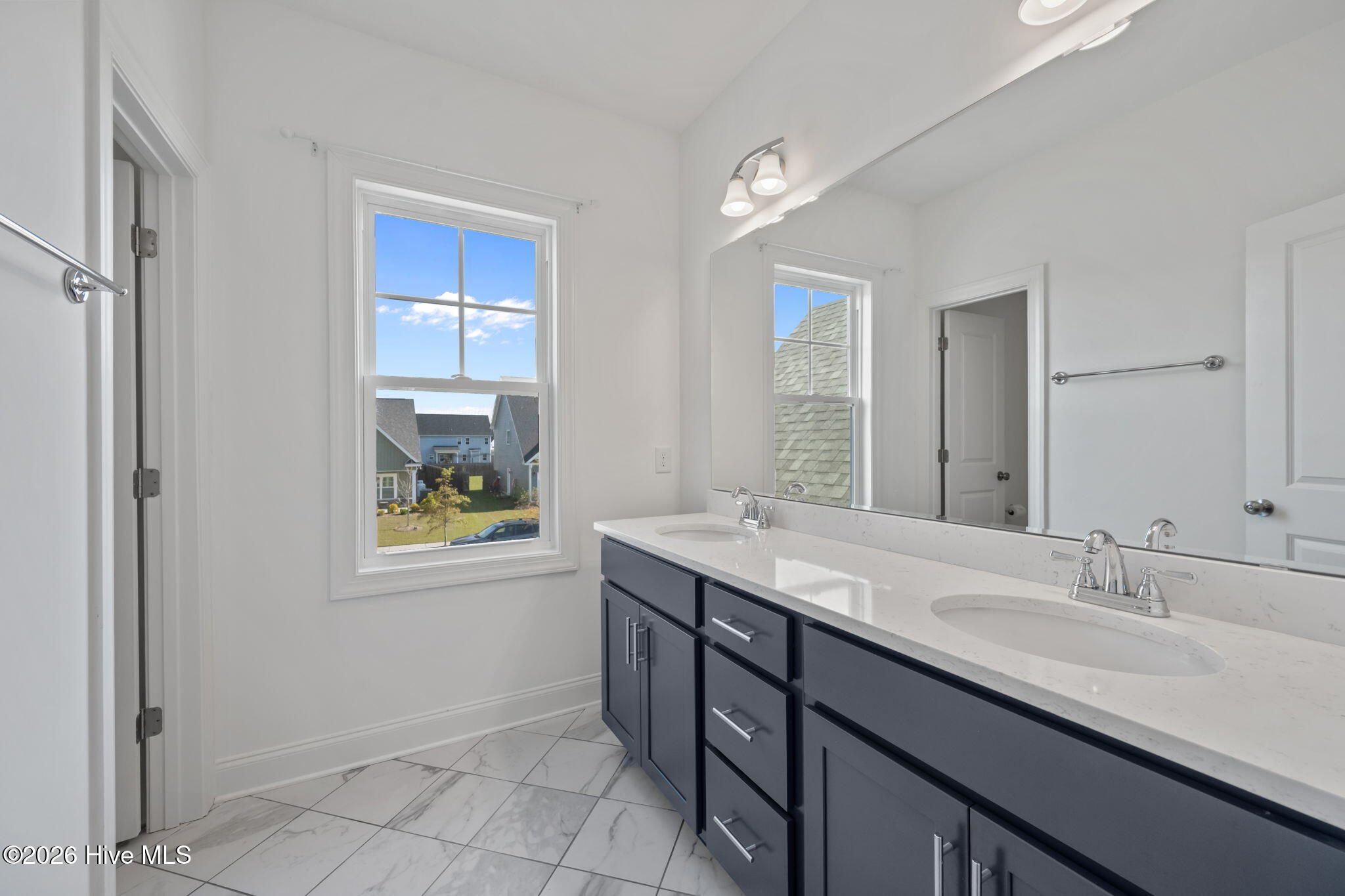 100567807 | Photo 44