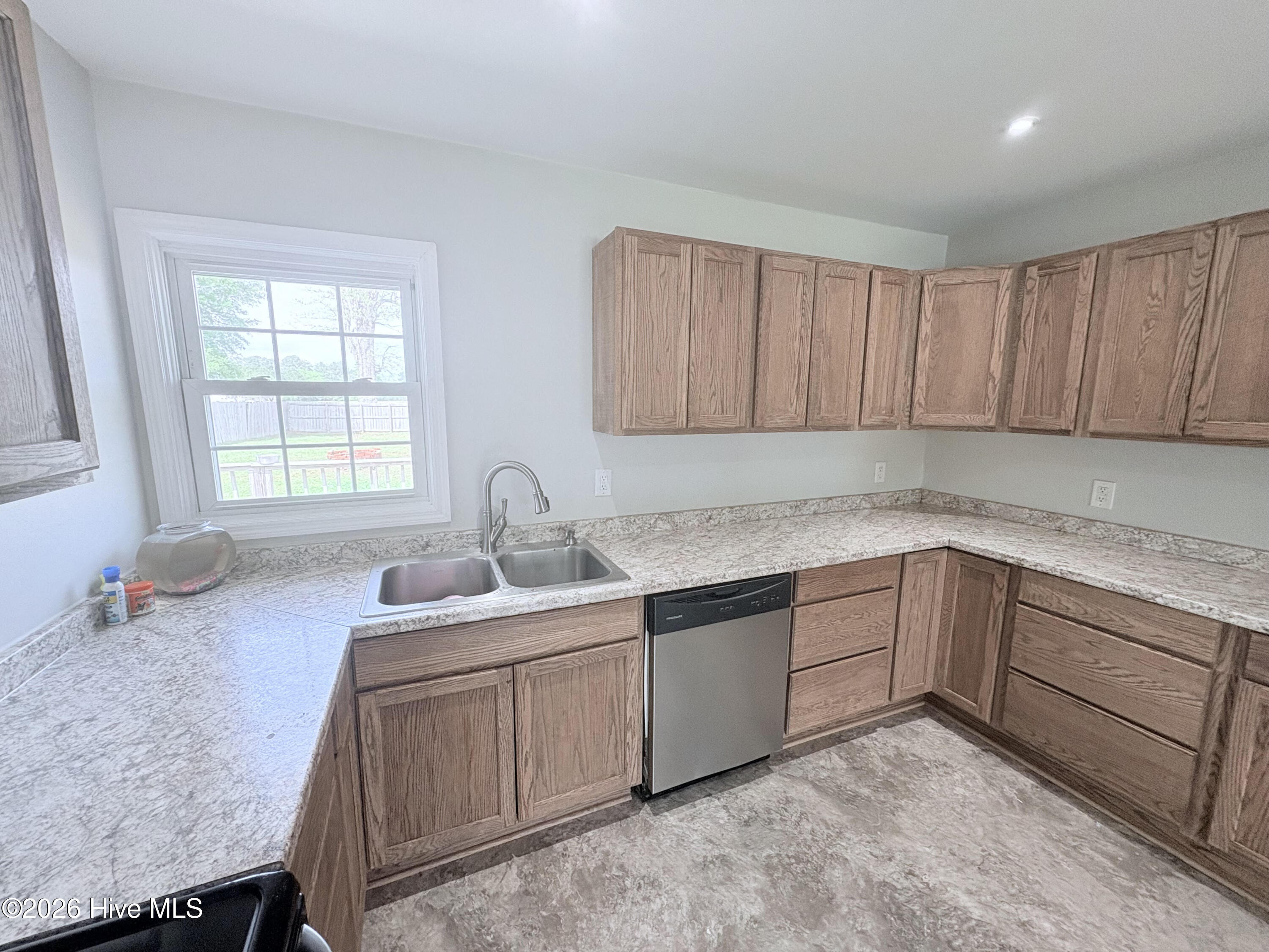 100566369 | Photo 21