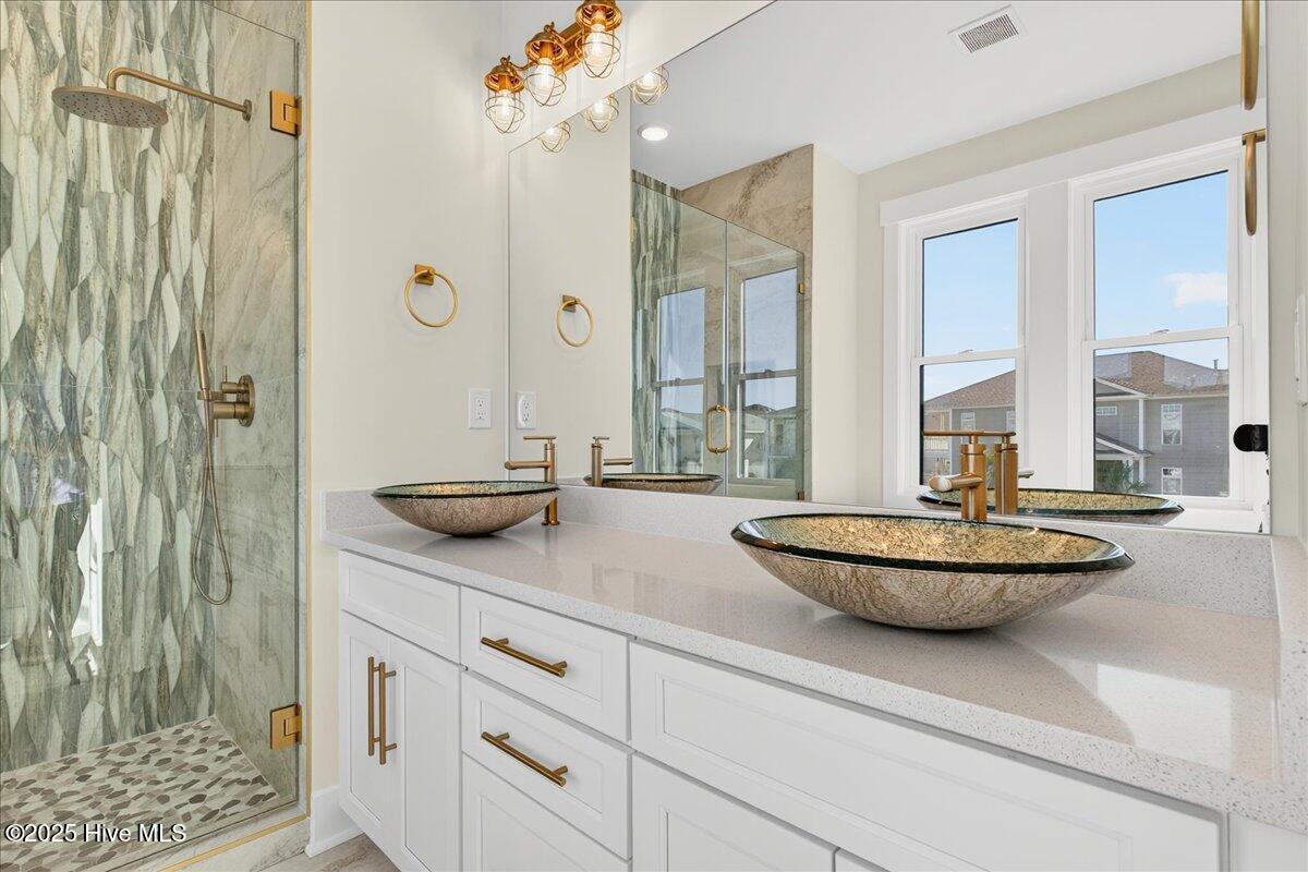 100542941 | Photo 40