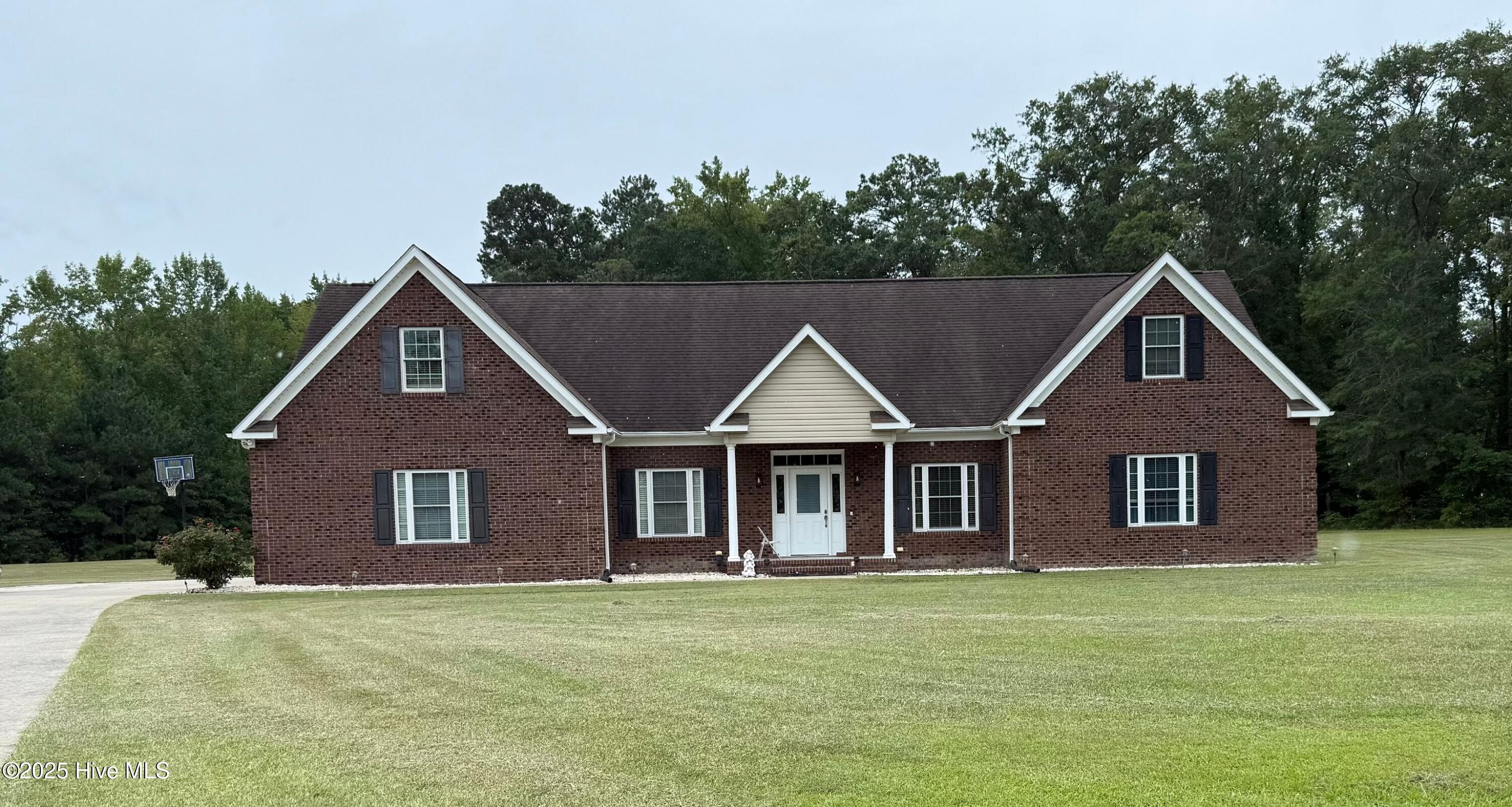 Small and Quiet Neighborhood off the Us 17 , Only 6 Home out of 10 lot.