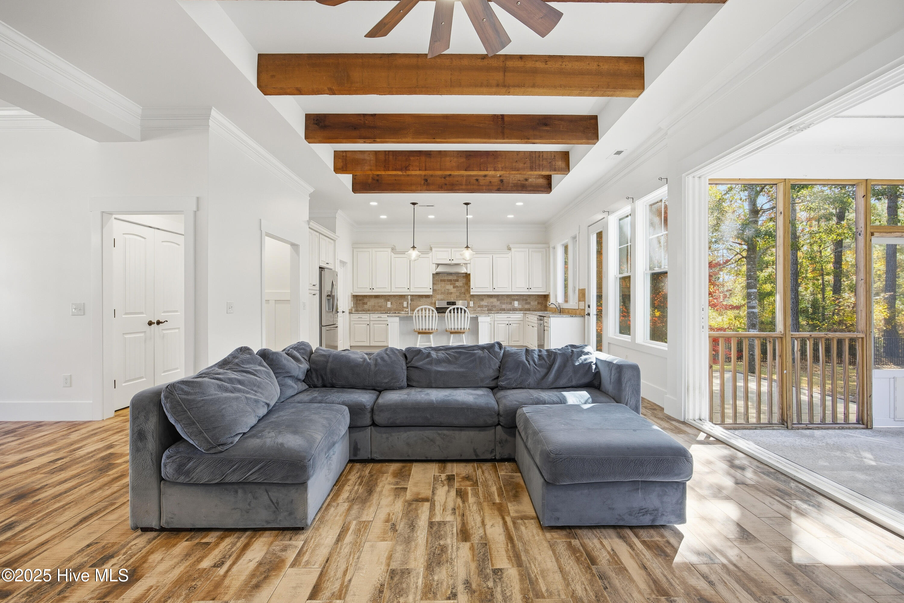 100541588 | Photo 12