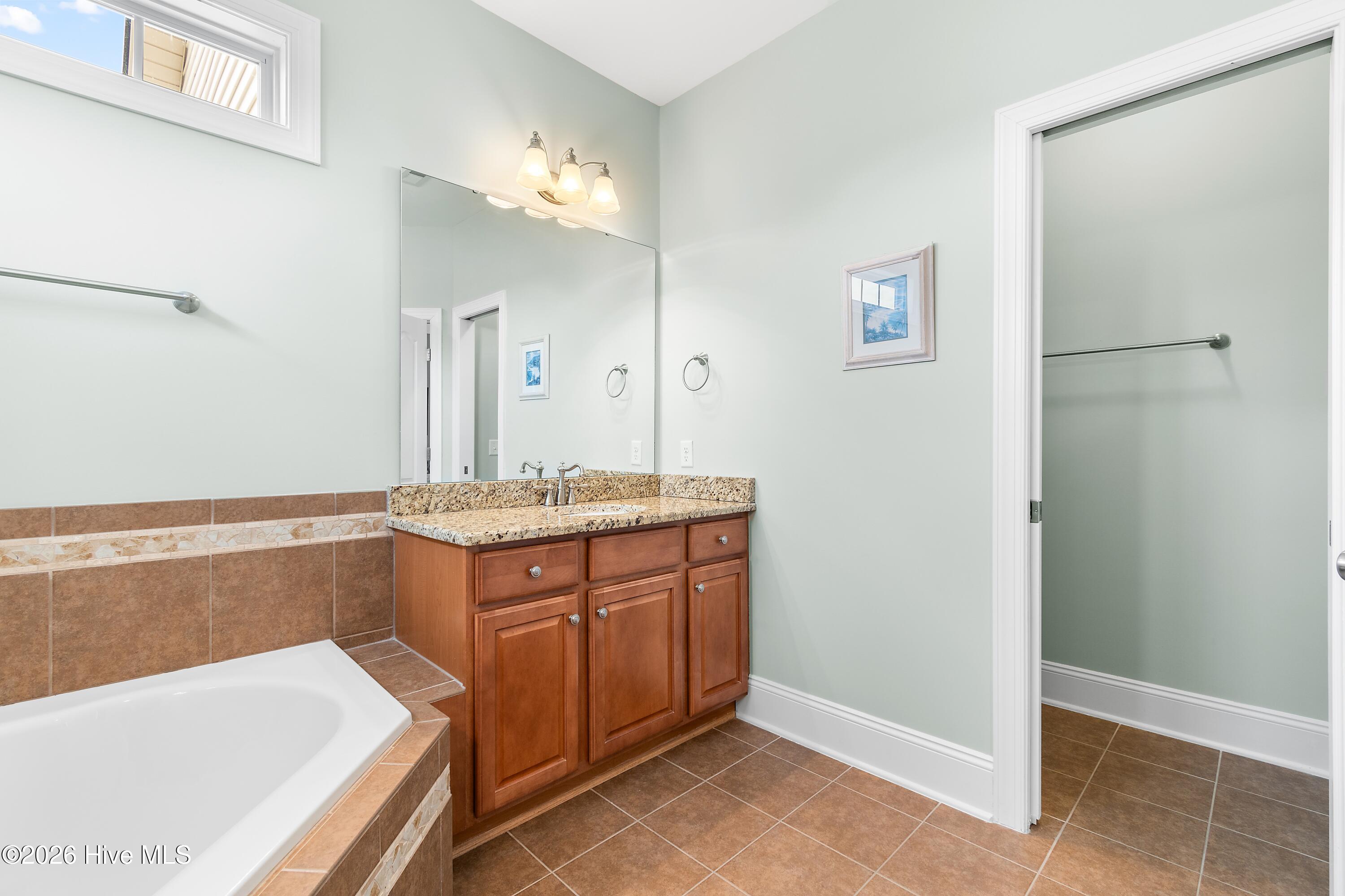 100554083 | Photo 24