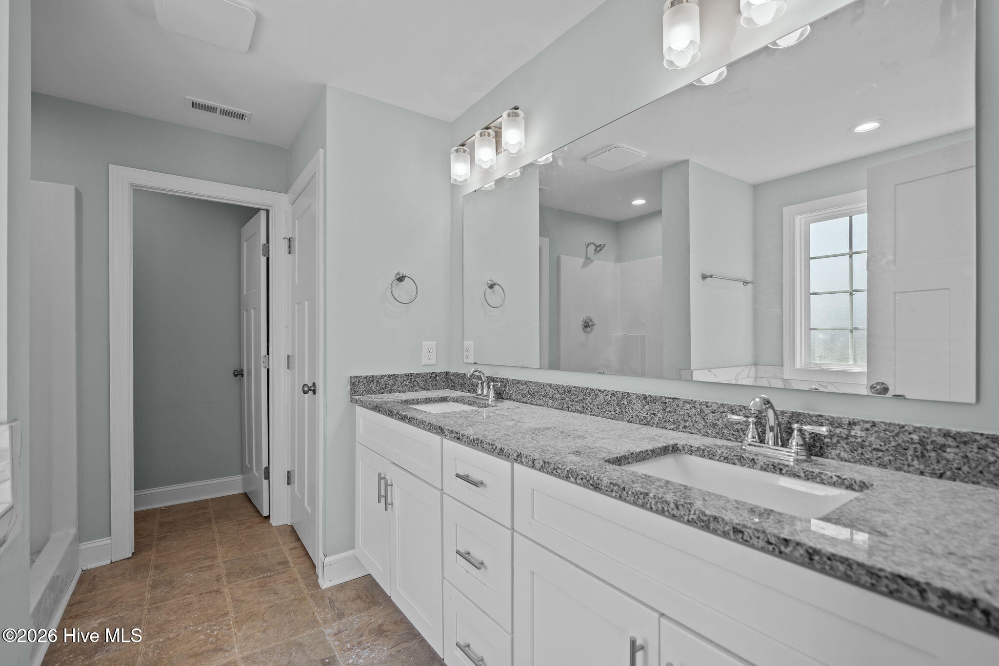 100551885 | Photo 19