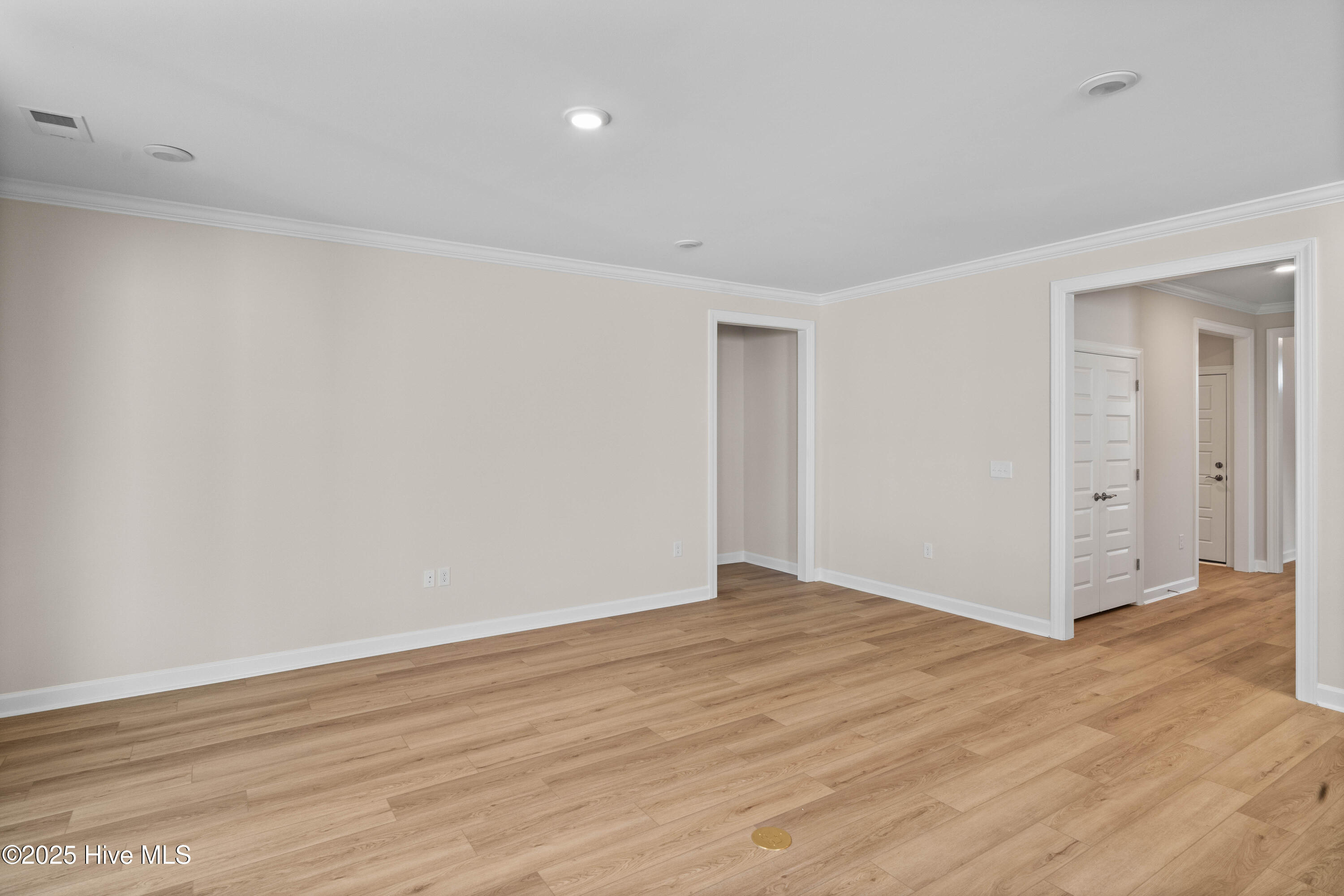 100506934 | Photo 16