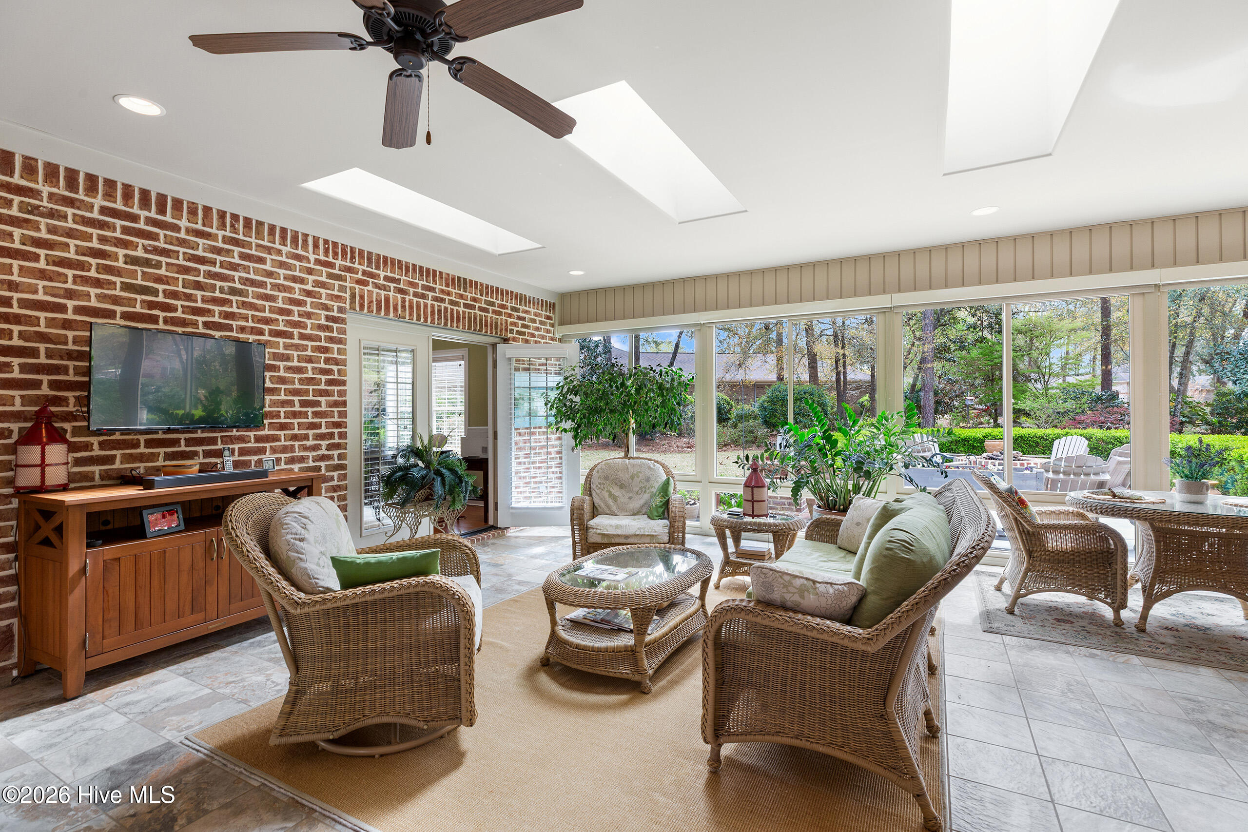 100563471 | Photo 40