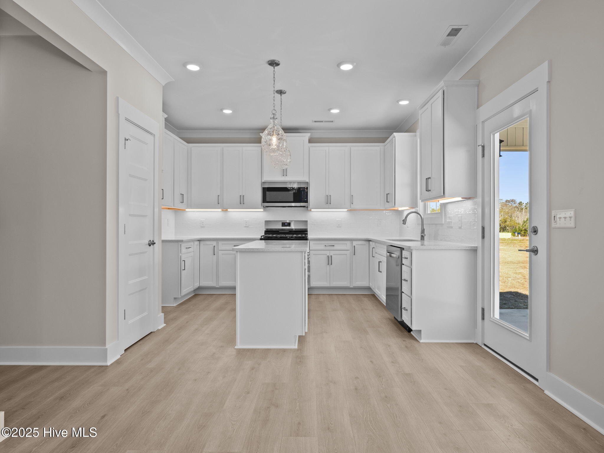 100520397 | Photo 14