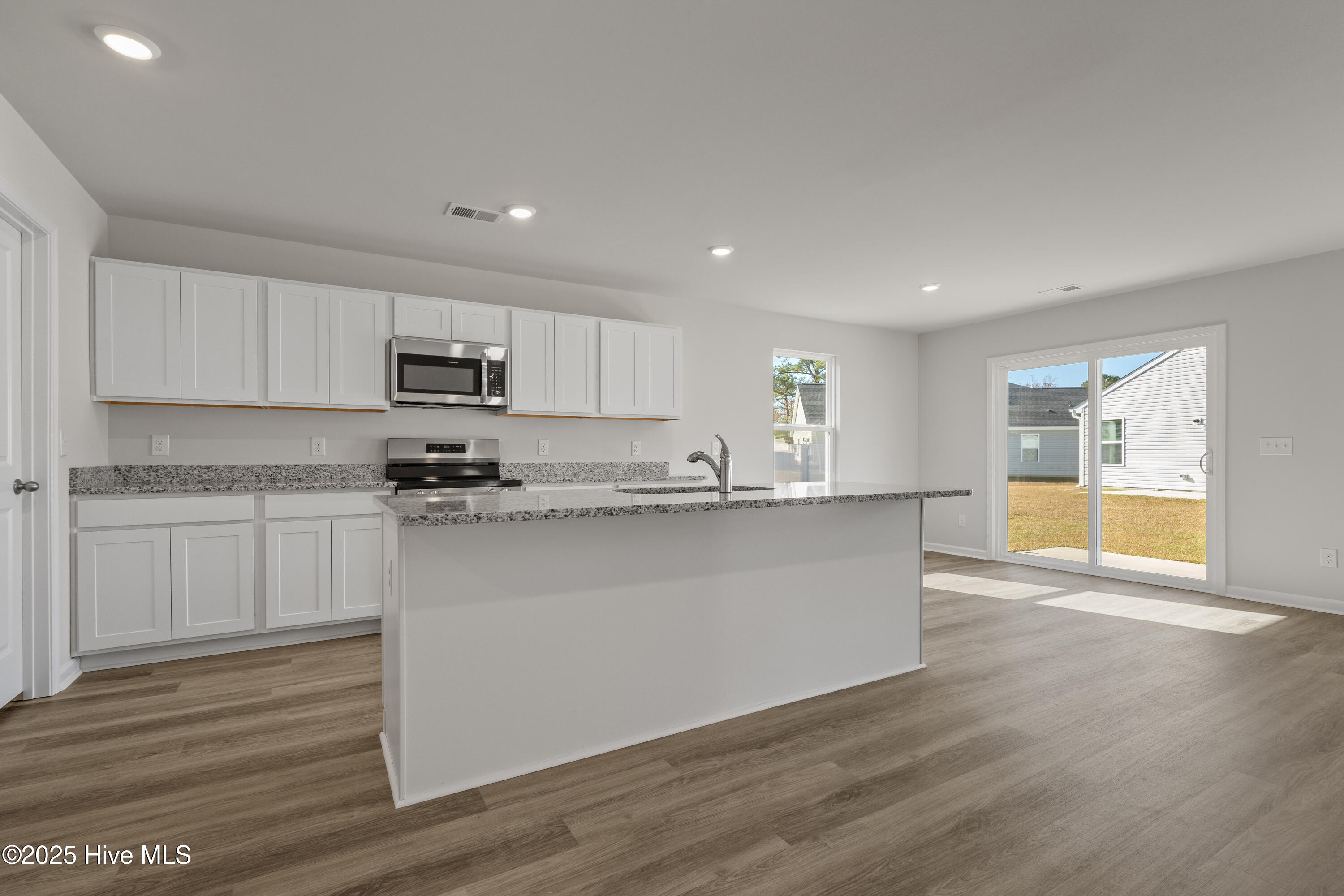 100528310 | Photo 15