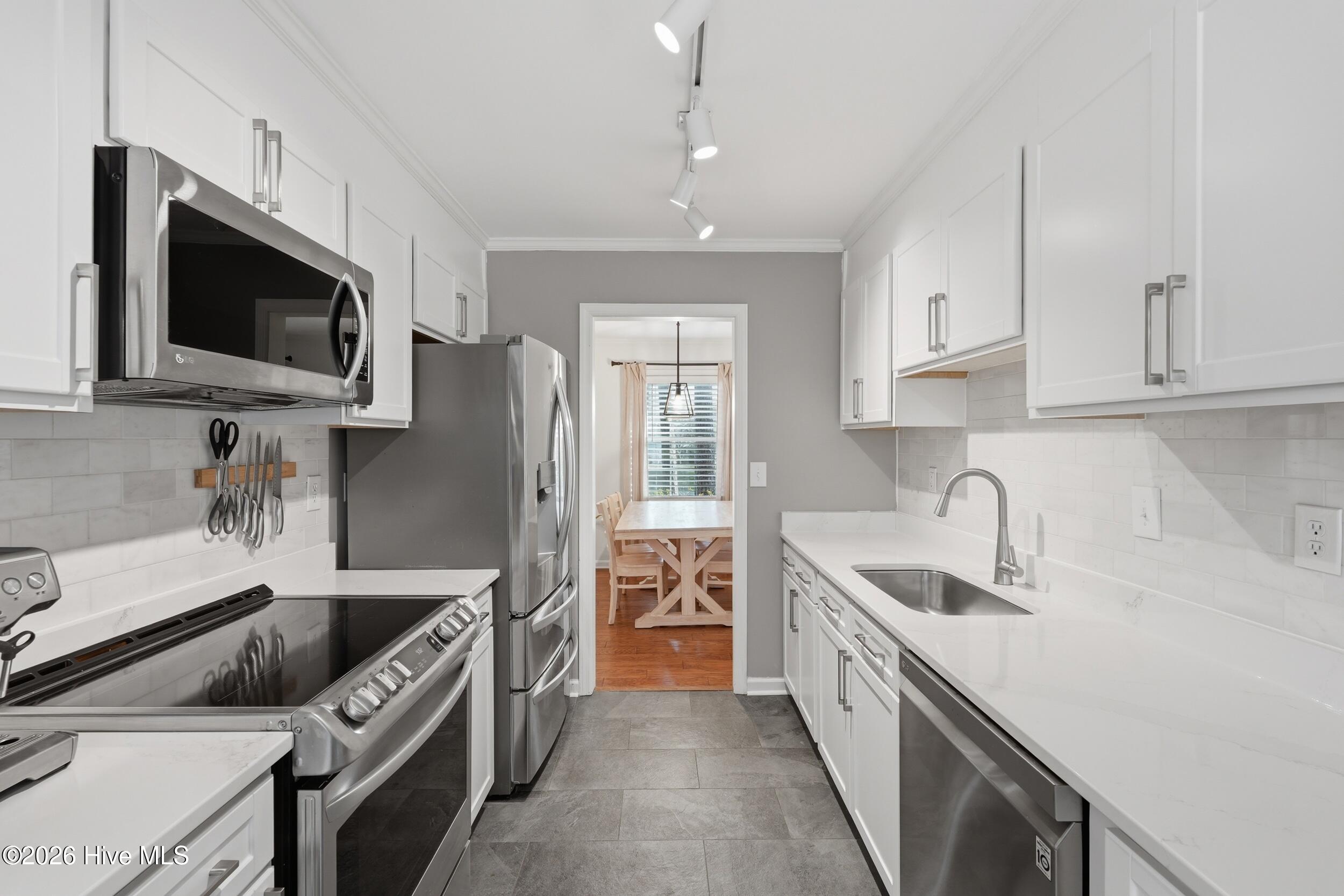 100561362 | Photo 14