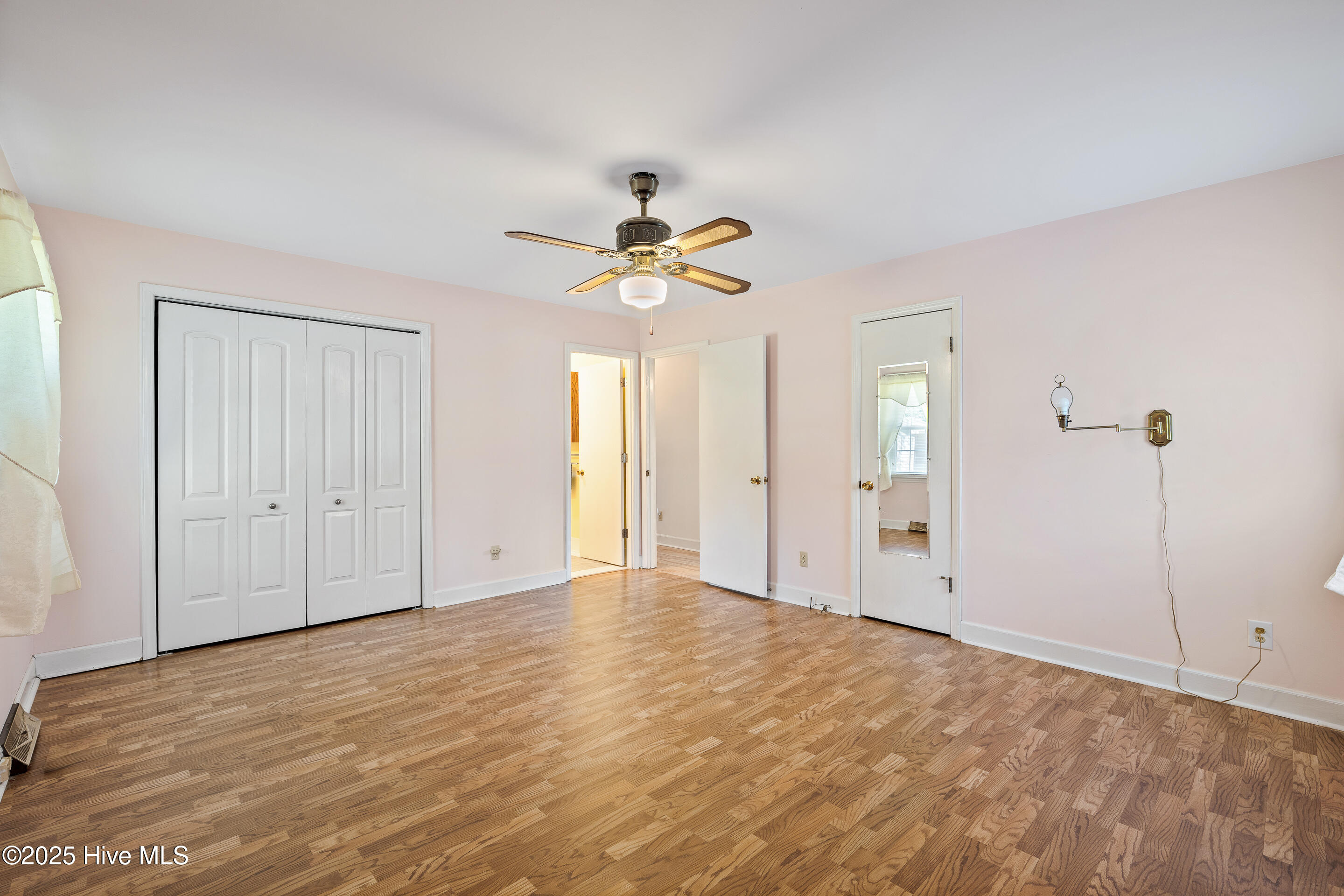 100536869 | Photo 24