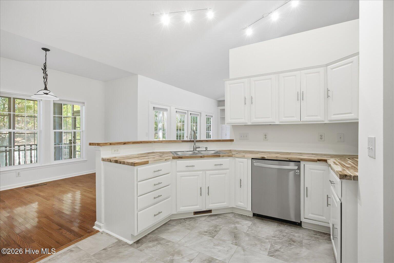 100548784 | Photo 19