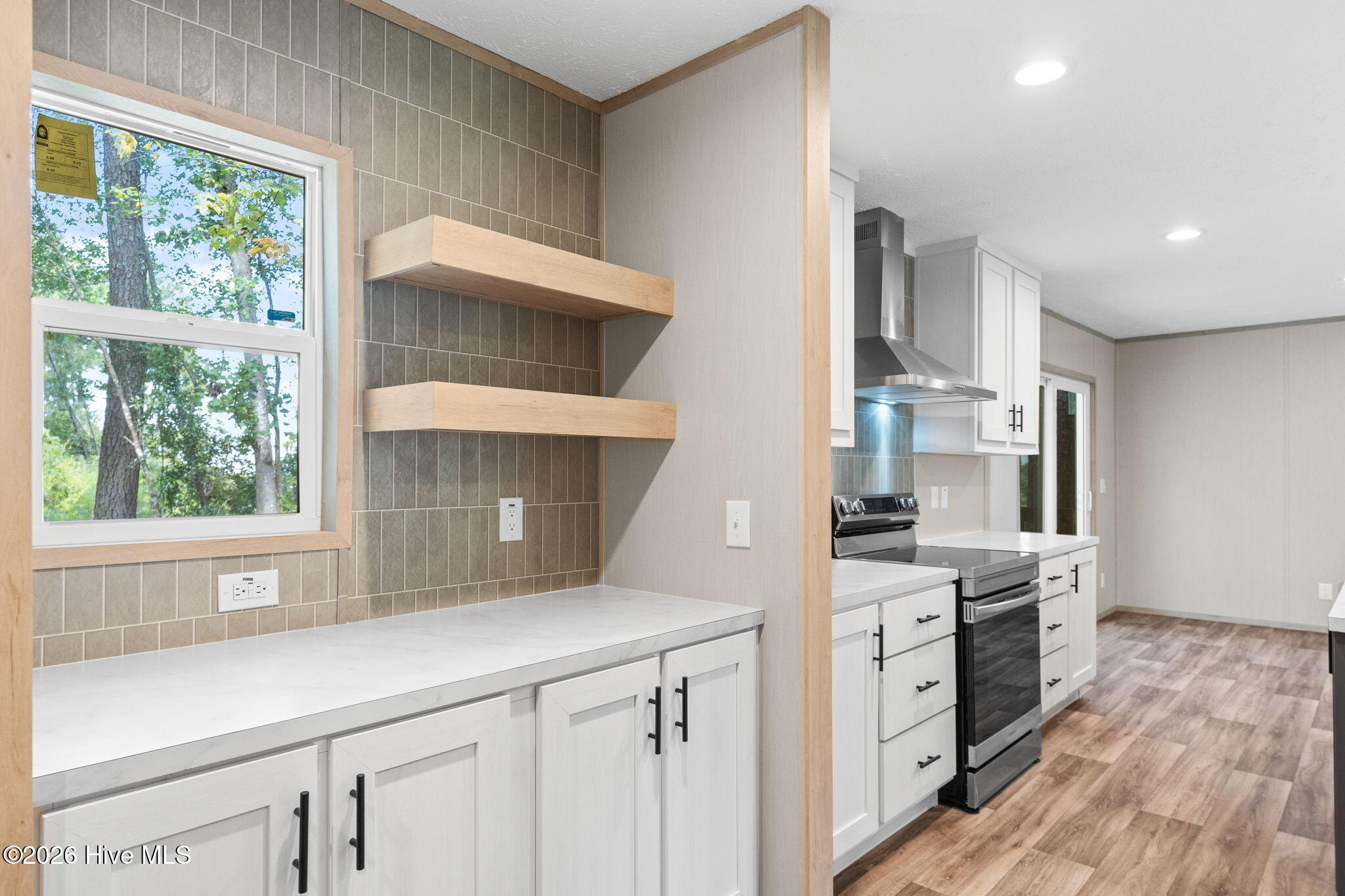 100547883 | Photo 11