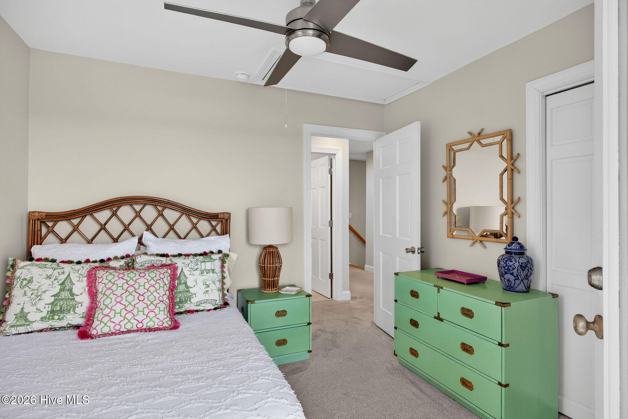 100558611 | Photo 55