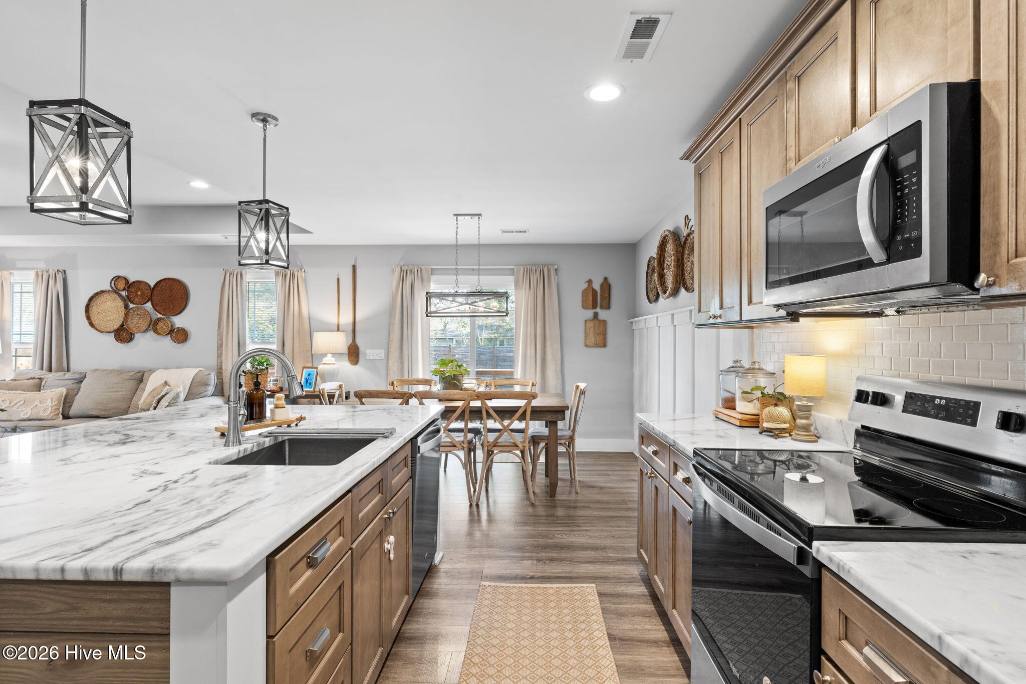 100557943 | Photo 17