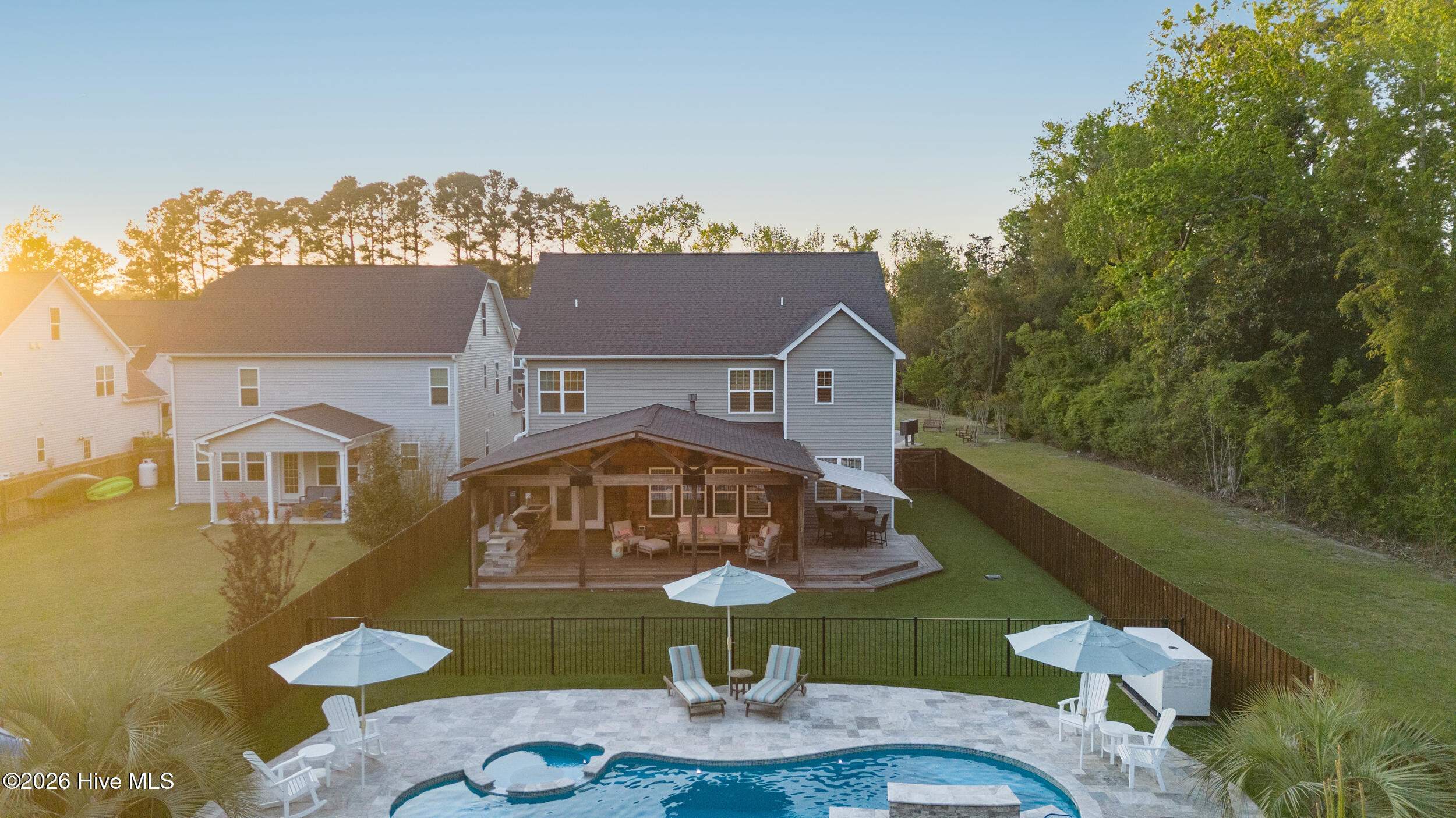 100566940 | Photo 93