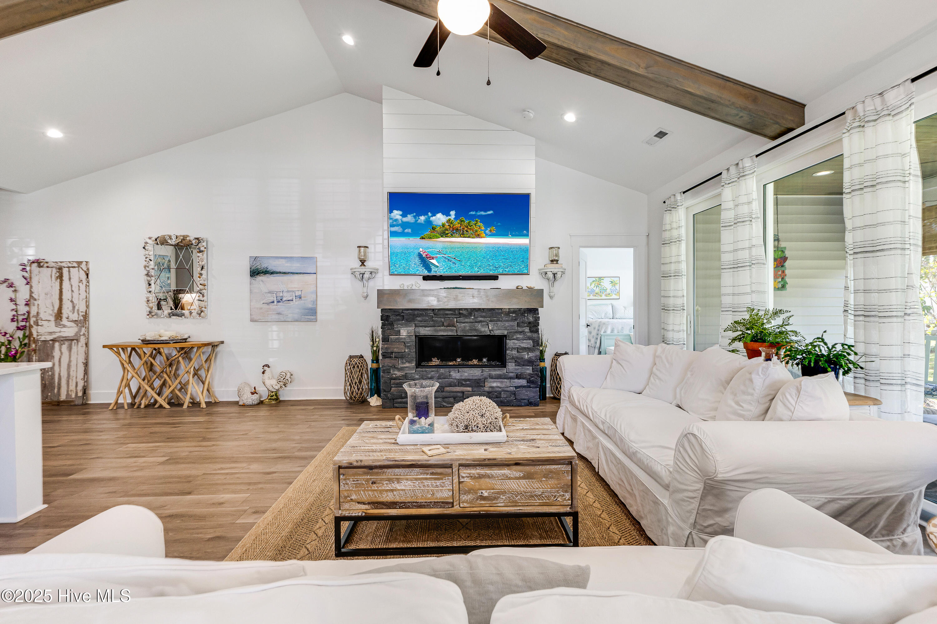 100533188 | Photo 19