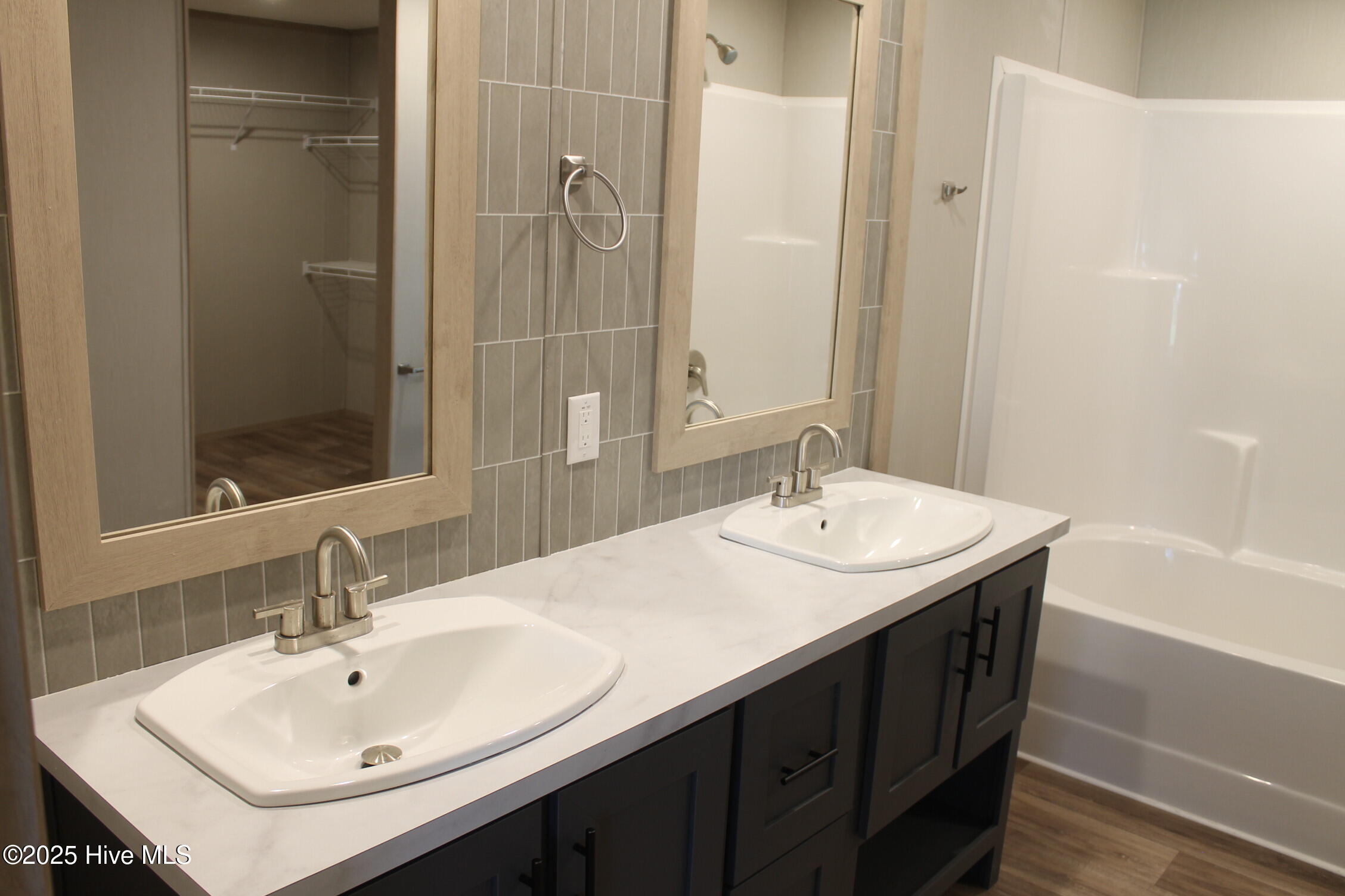 100528403 | Photo 33