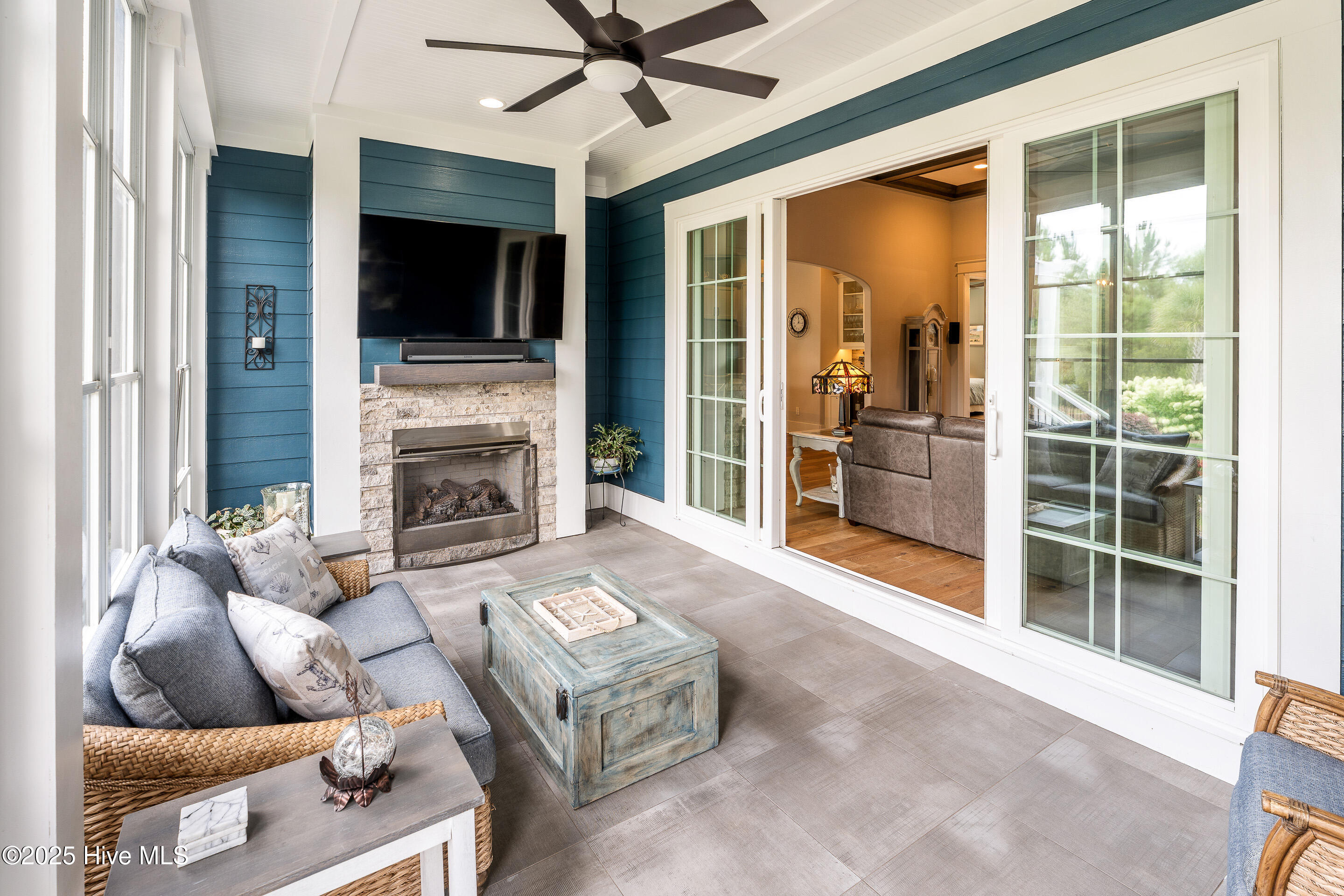 100522679 | Photo 12