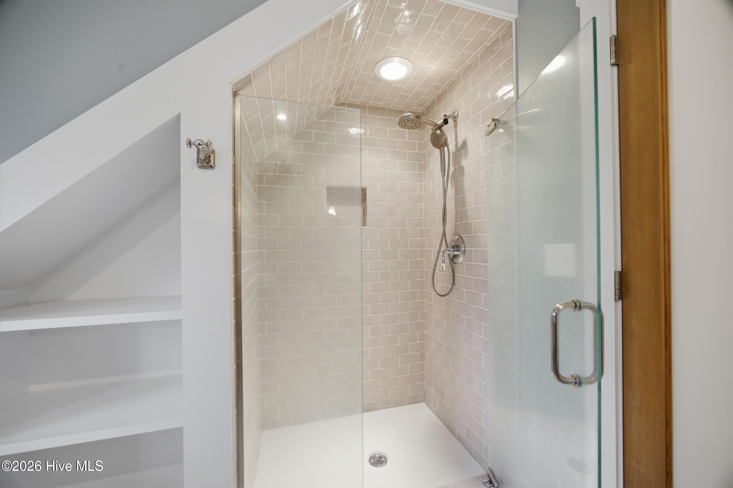 100566122 | Photo 43