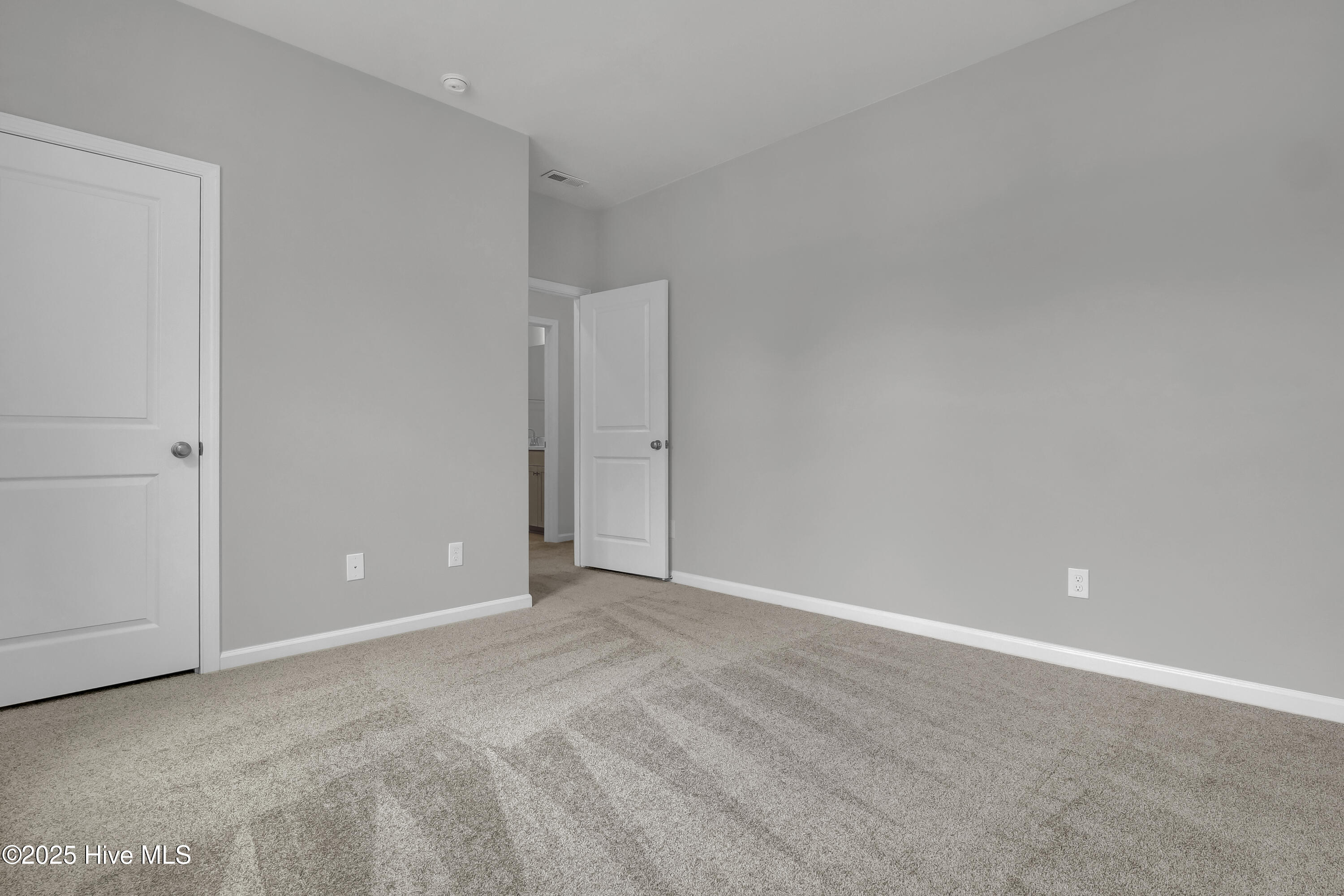 100490370 | Photo 23