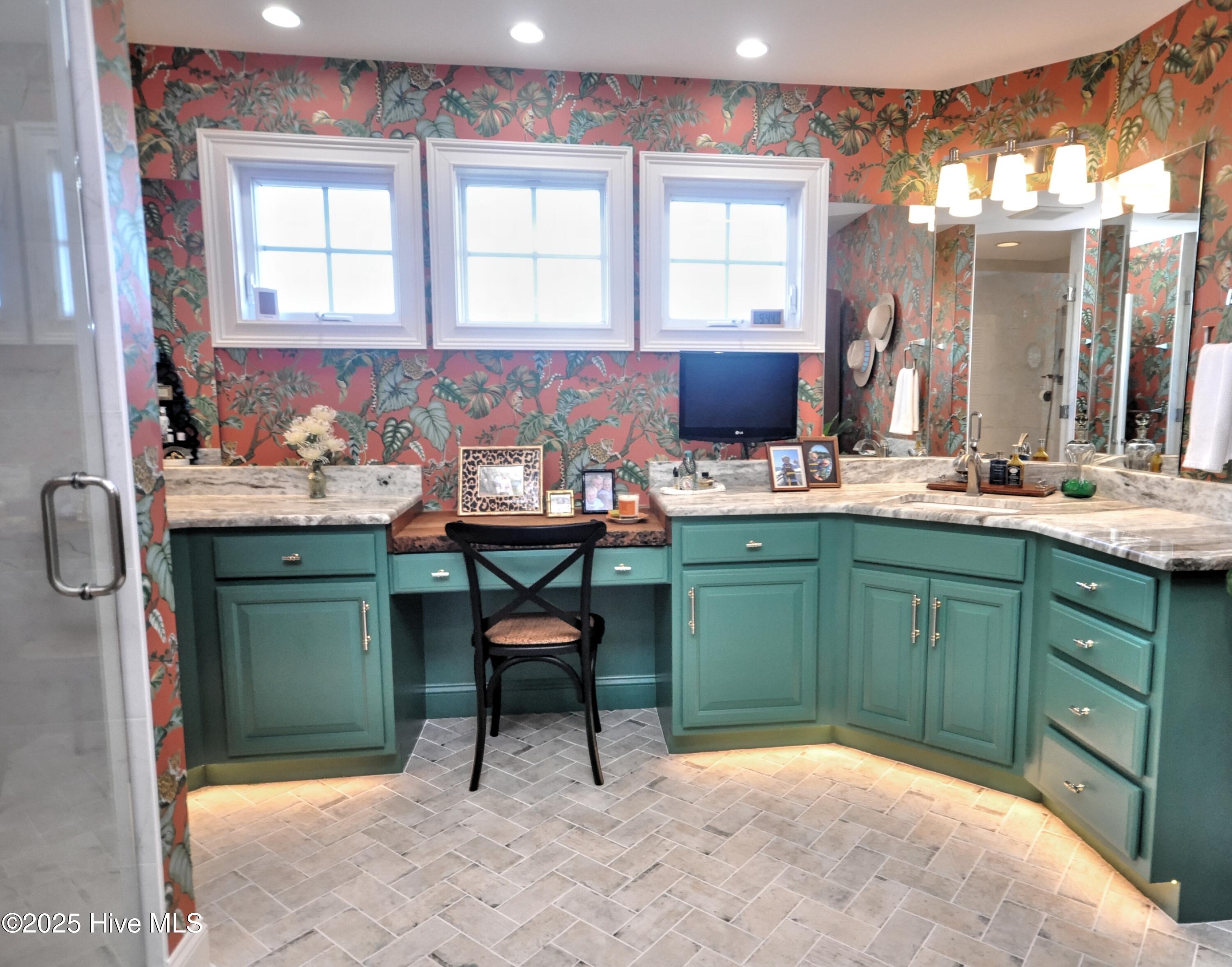 100537753 | Photo 37