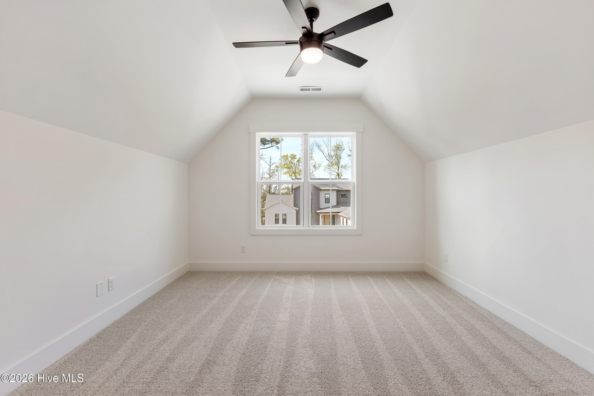 100561477 | Photo 33