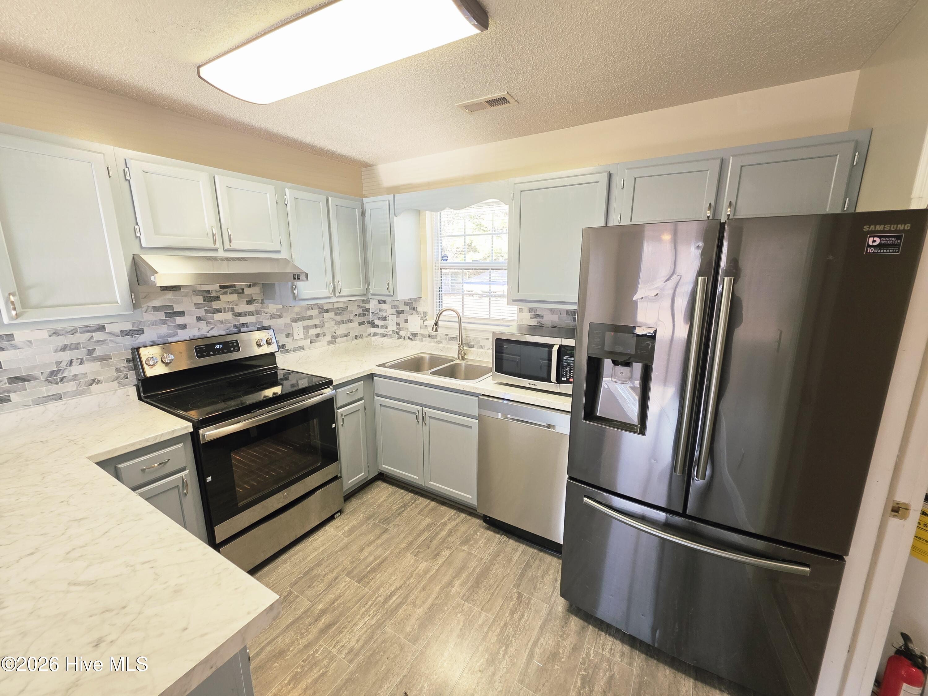 100551263 | Photo 23