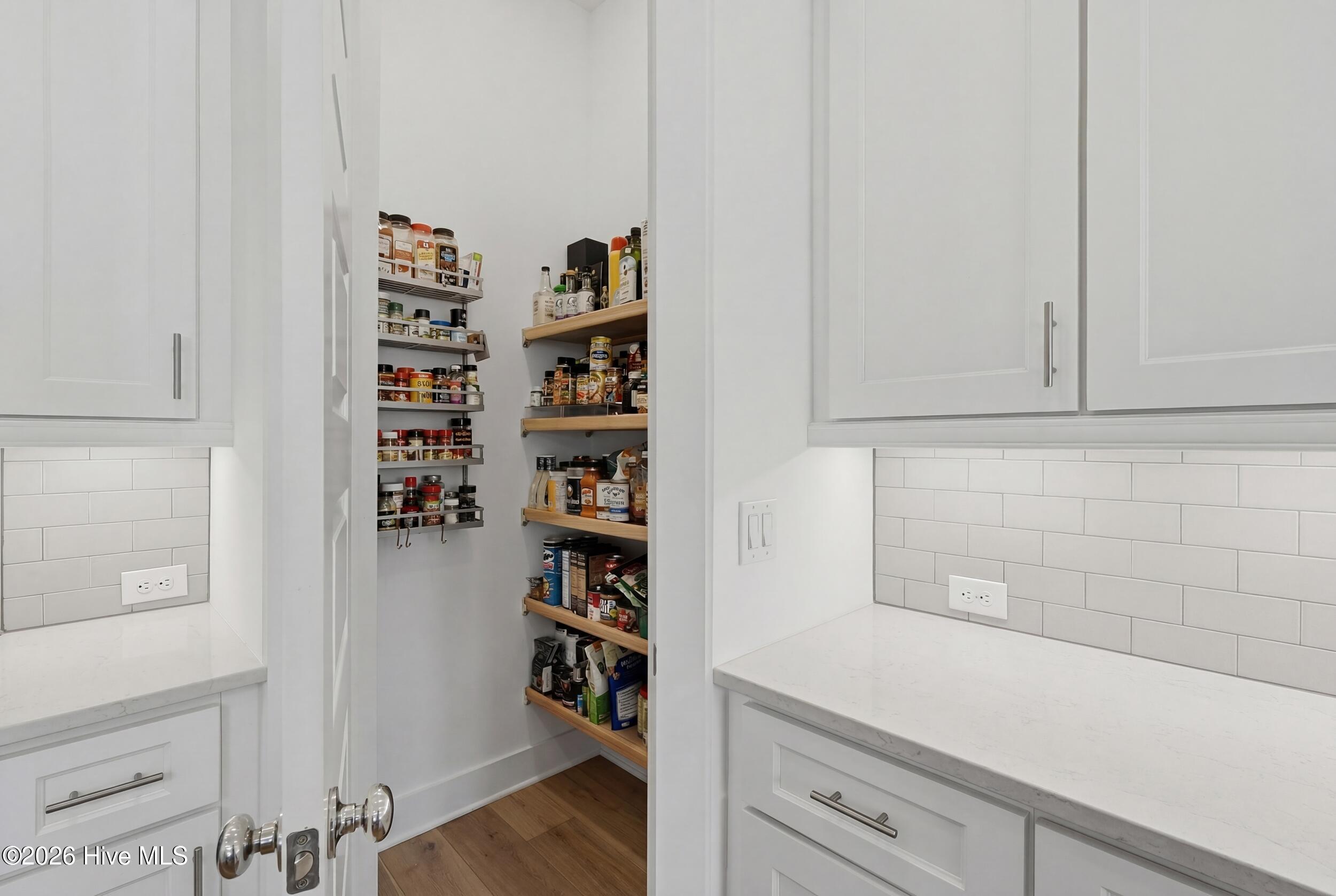 100563980 | Photo 23