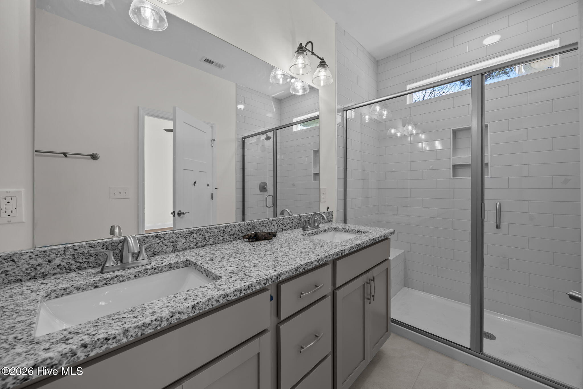 100528707 | Photo 23