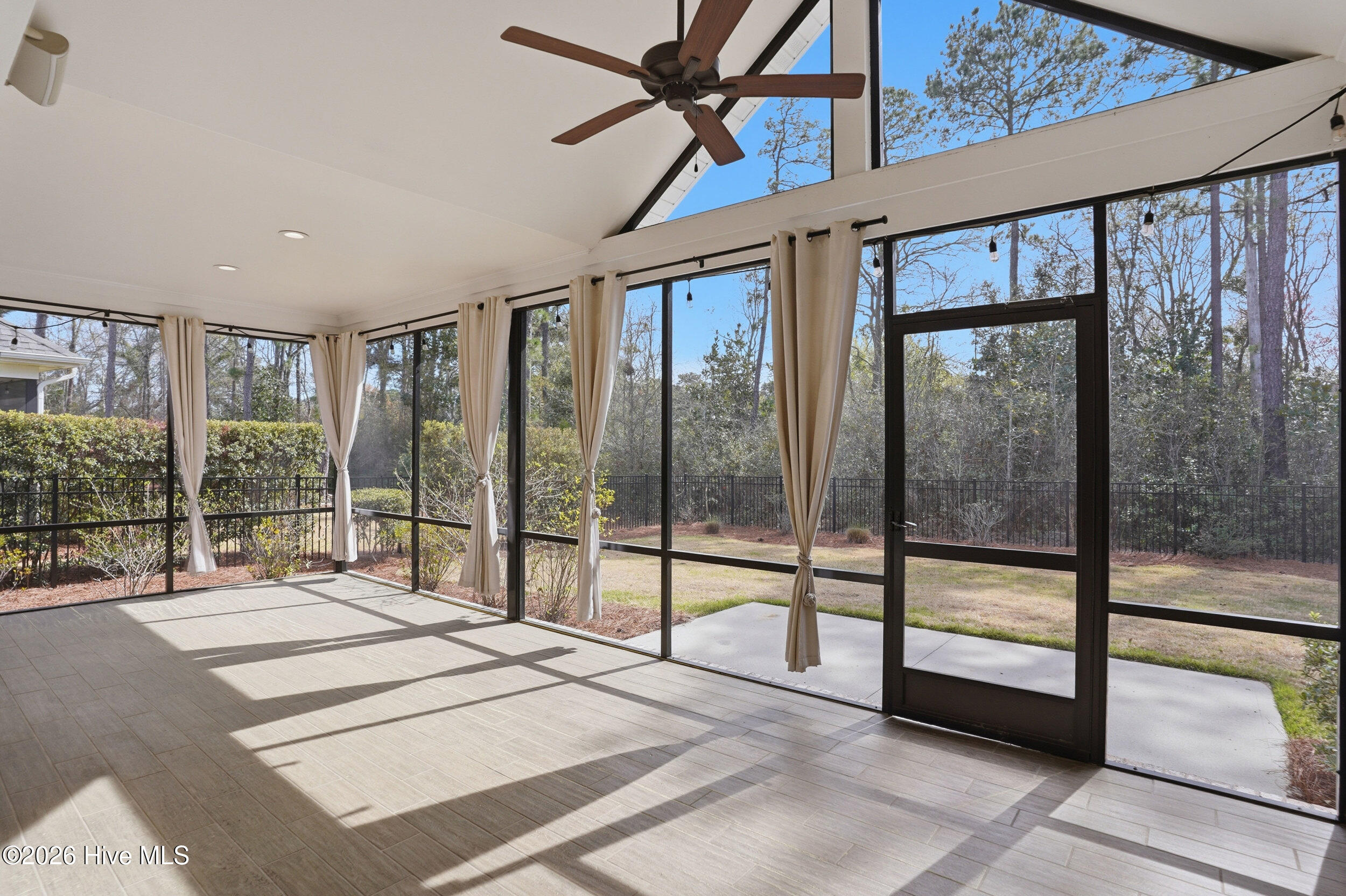 100561233 | Photo 43