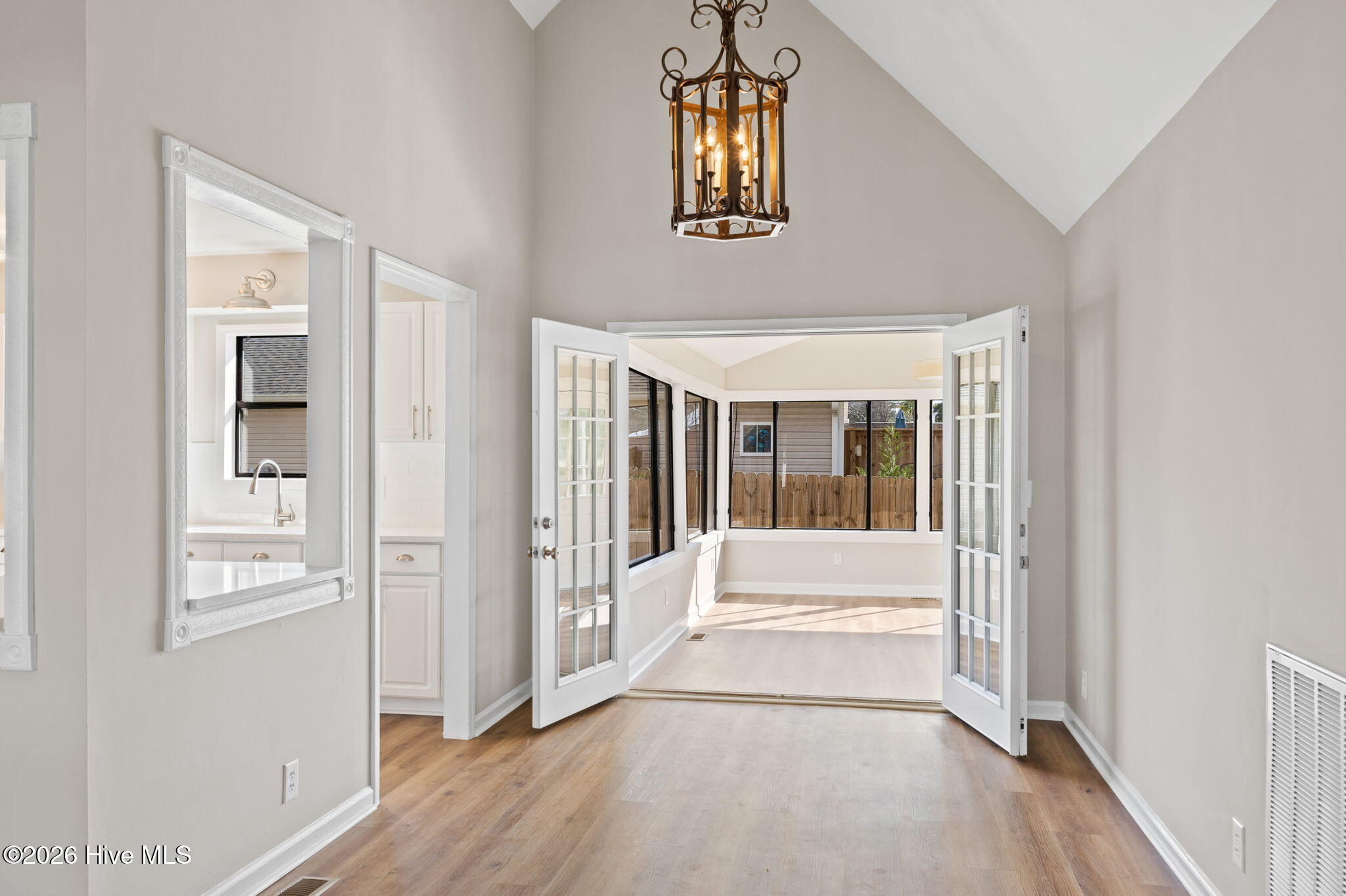 100562067 | Photo 11