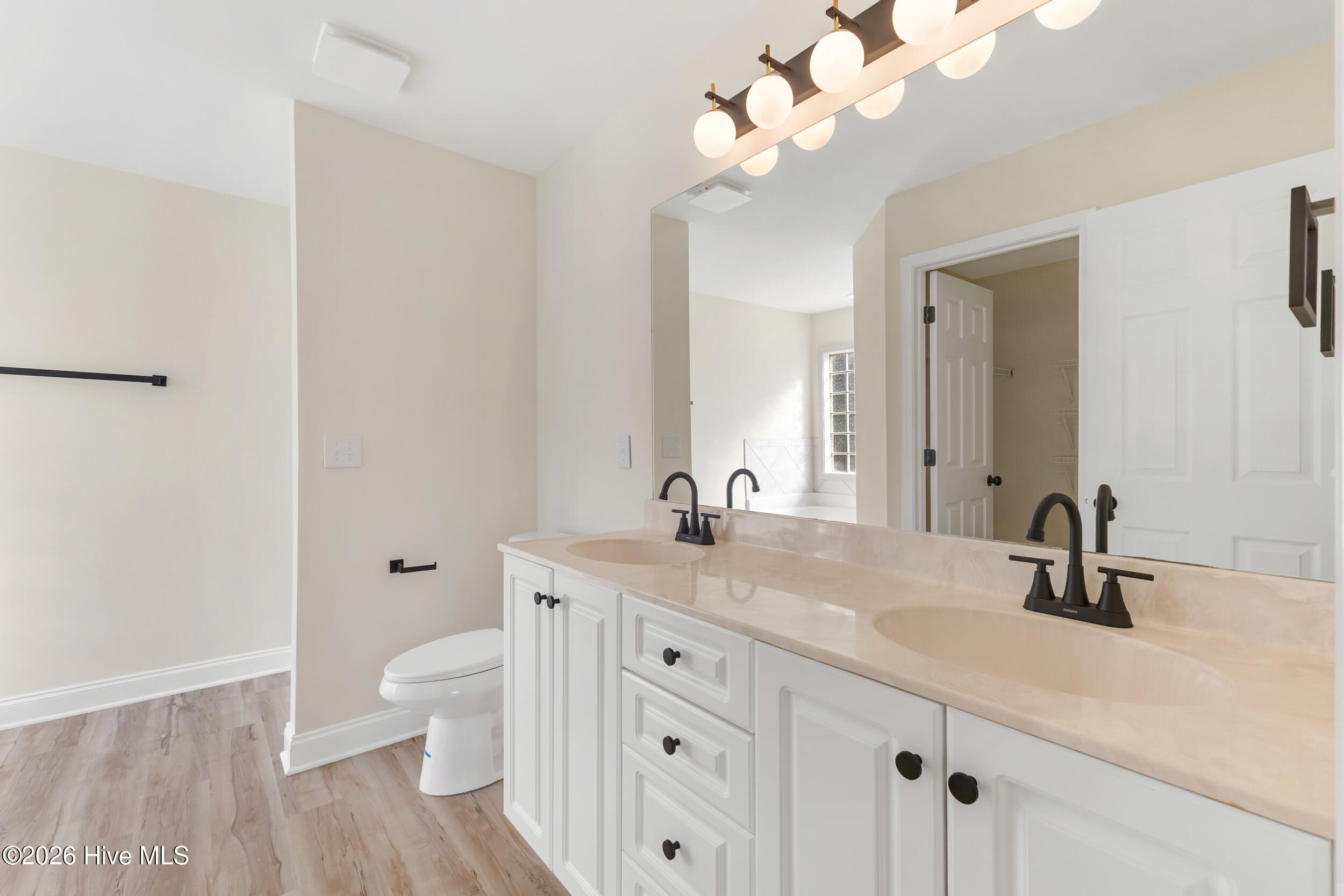 100559842 | Photo 22