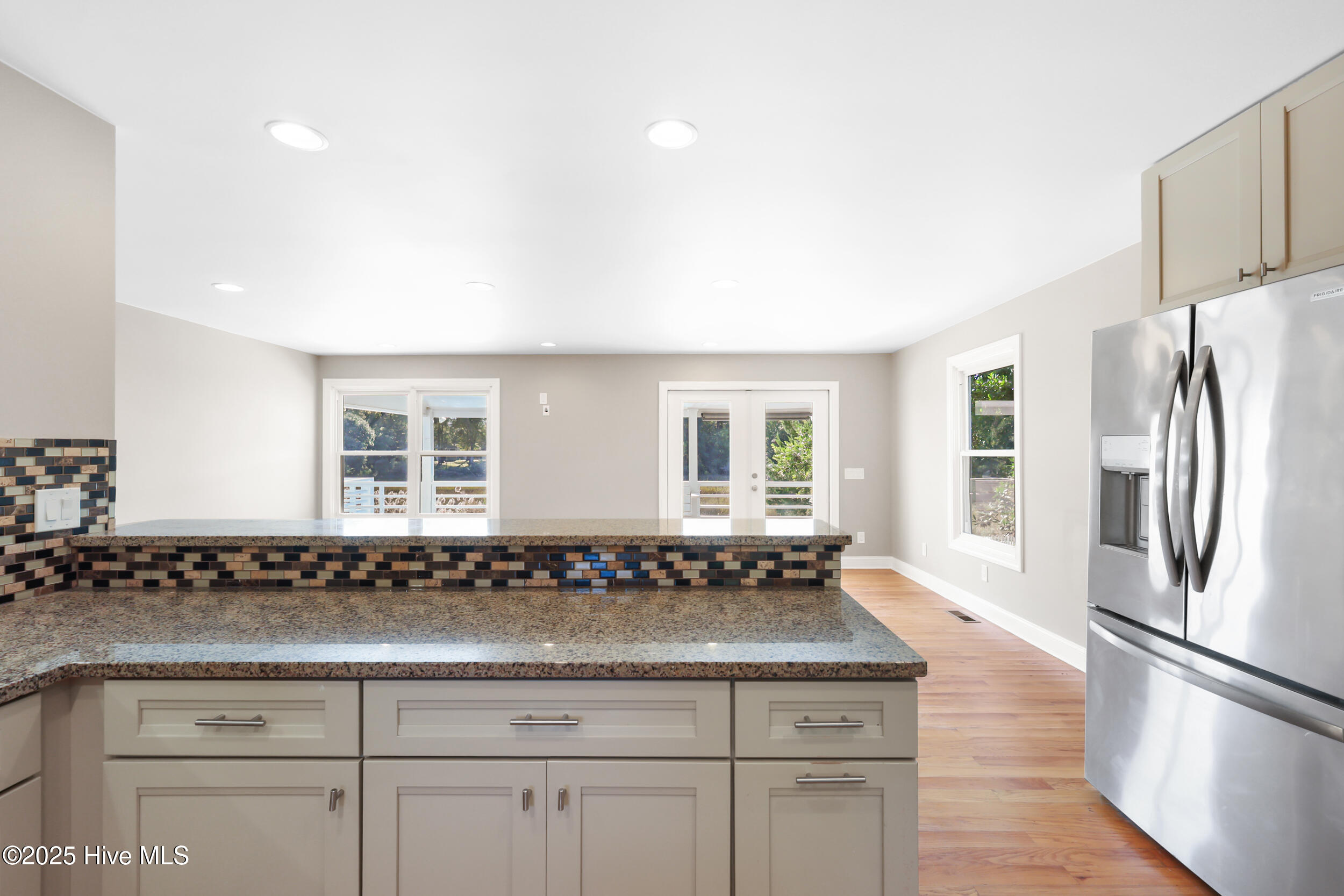 100542075 | Photo 25