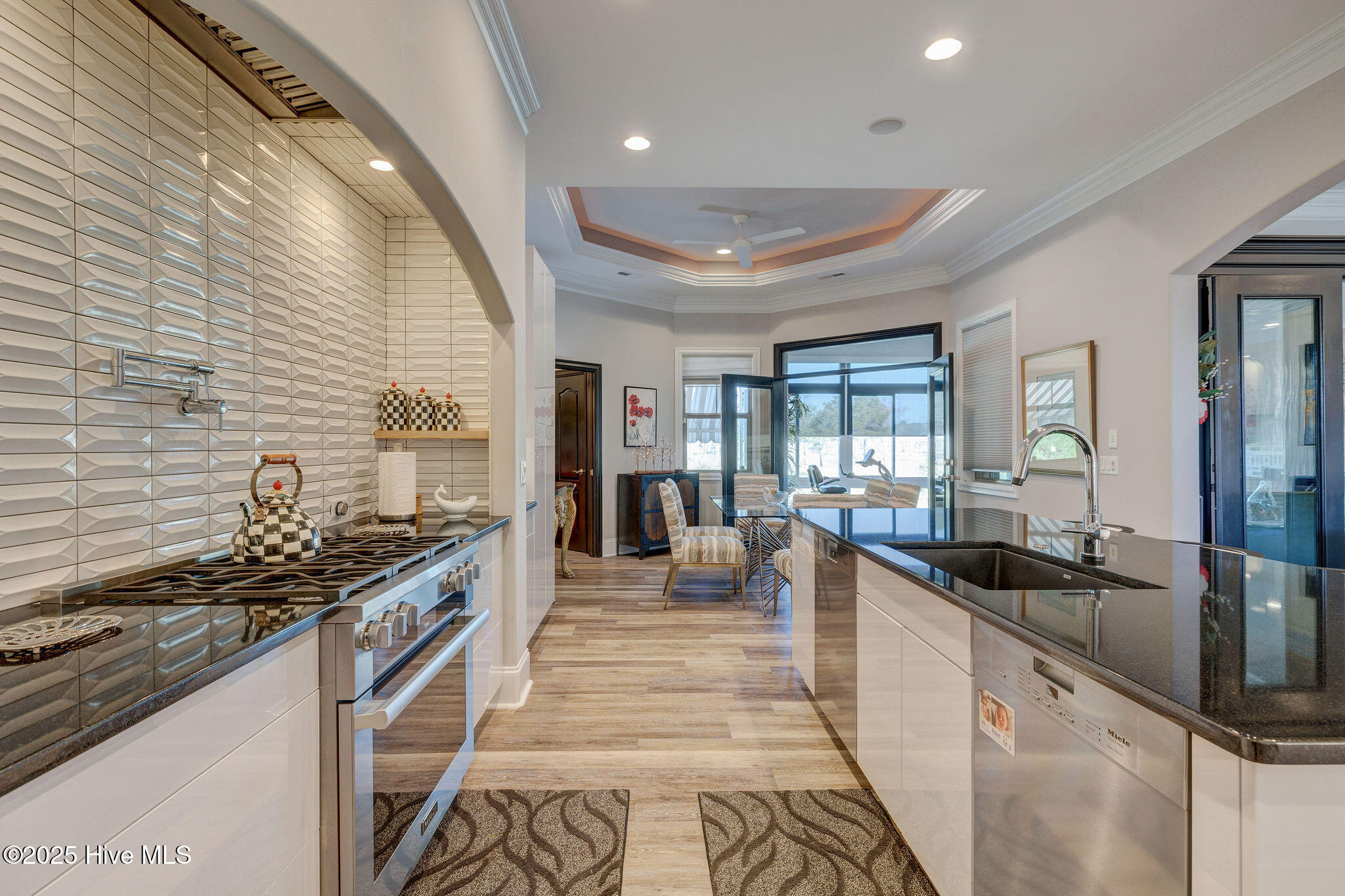 100550746 | Photo 24