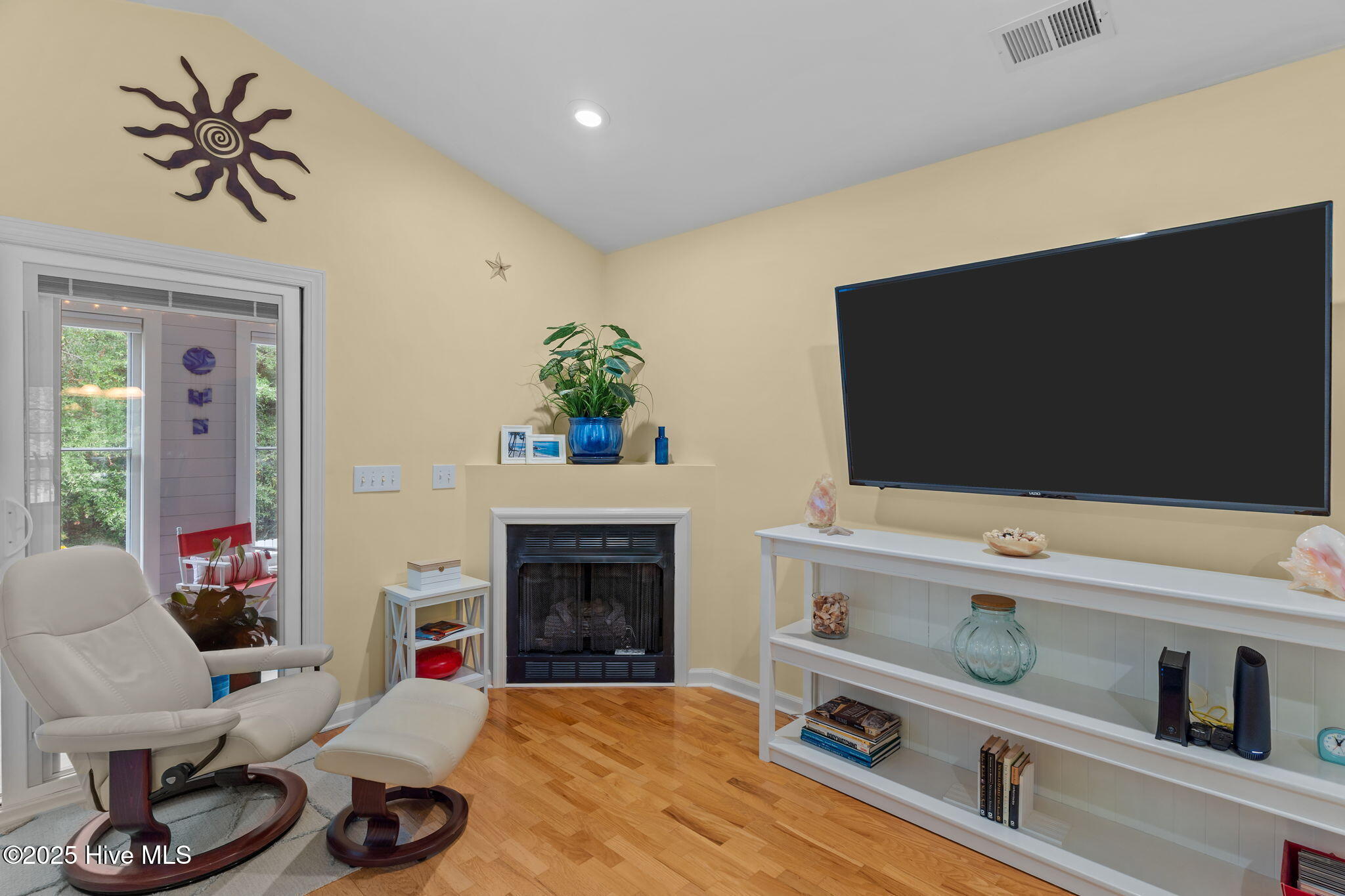 100521042 | Photo 38