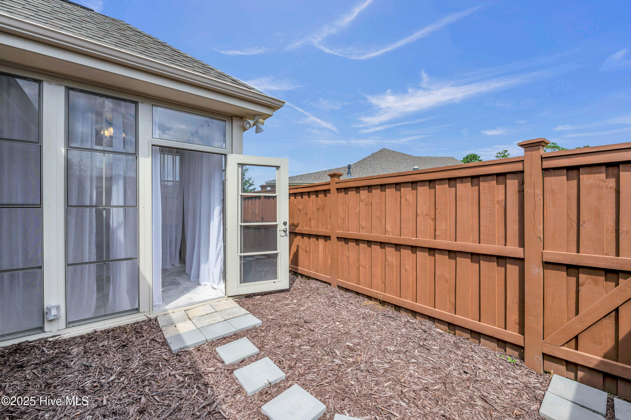 100564628 | Photo 32