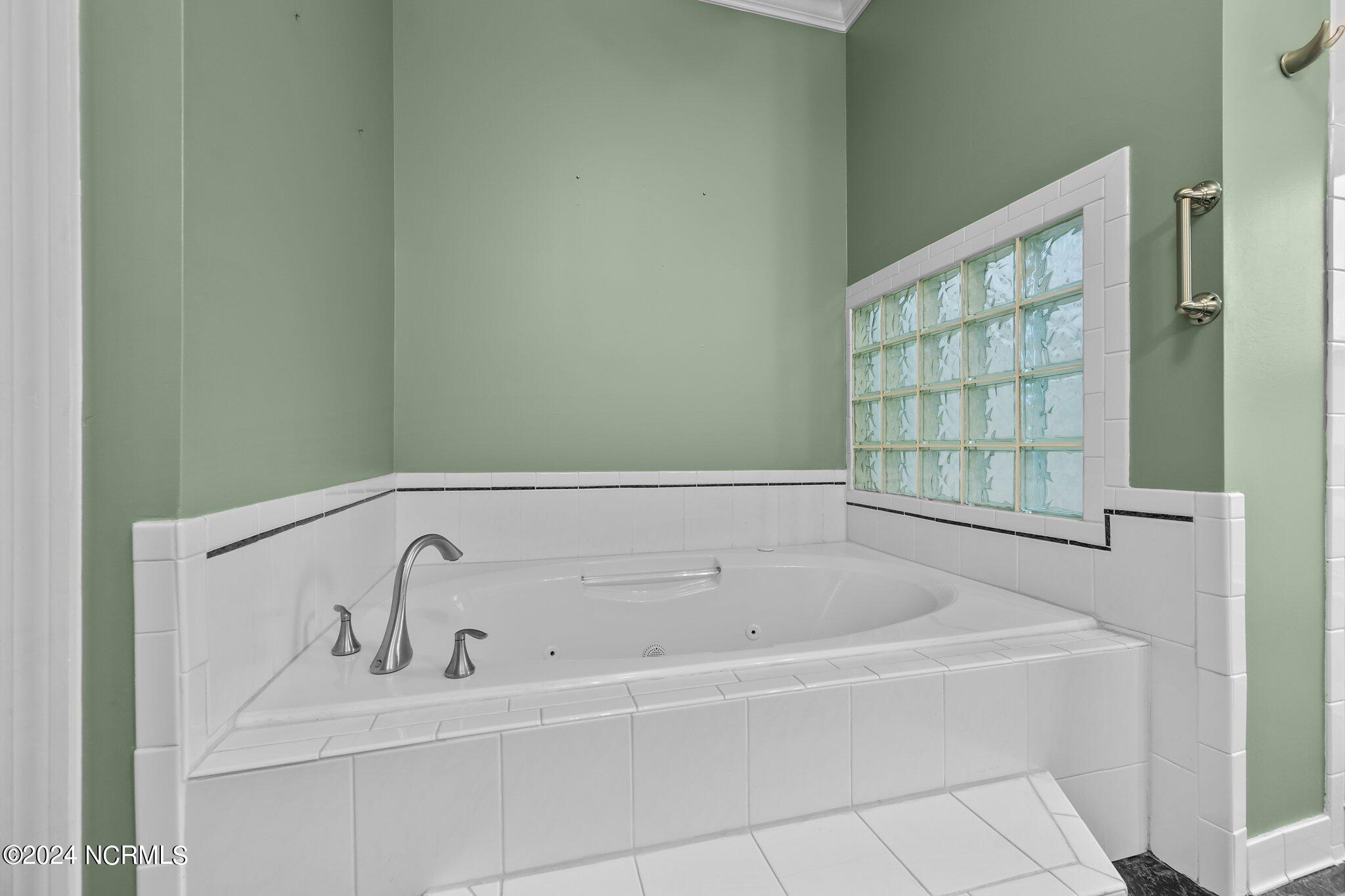 100528351 | Photo 30