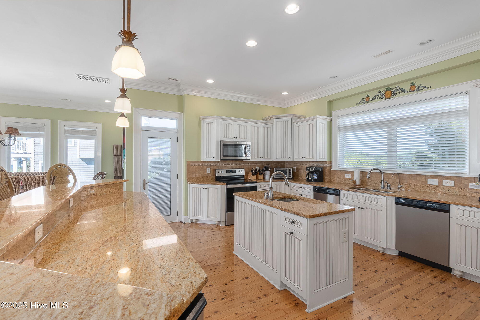 100536306 | Photo 16