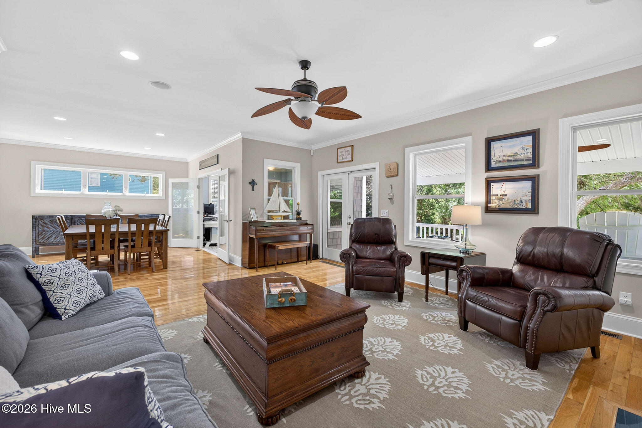 100570117 | Photo 12