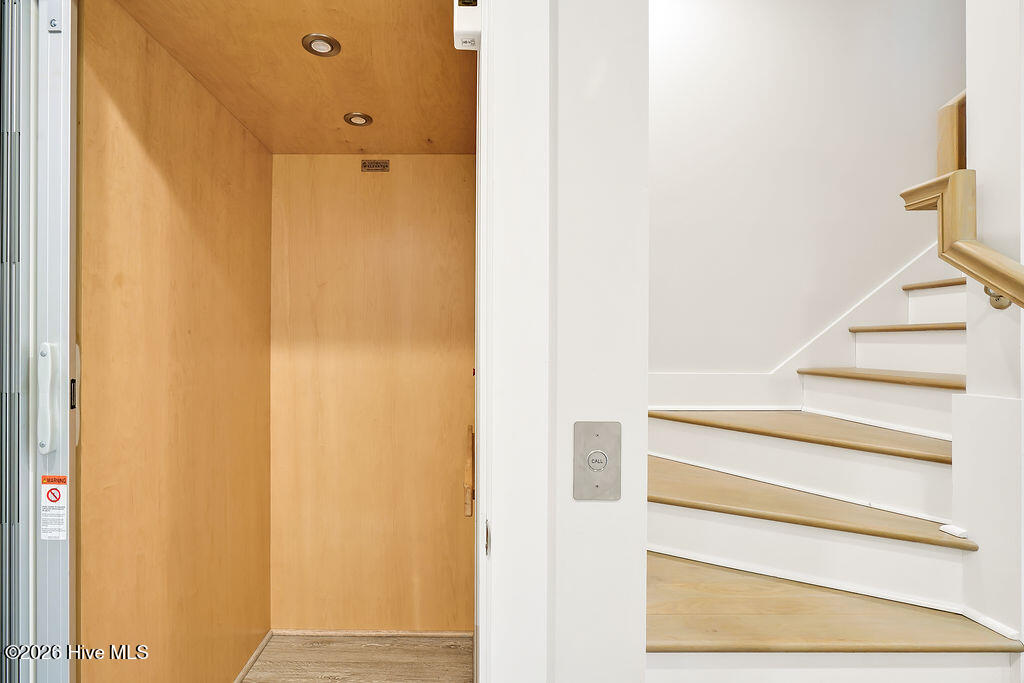 100561001 | Photo 10