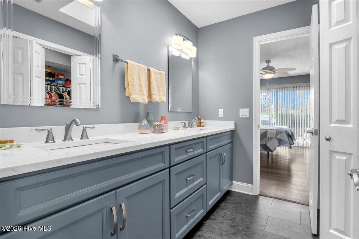 100563011 | Photo 37