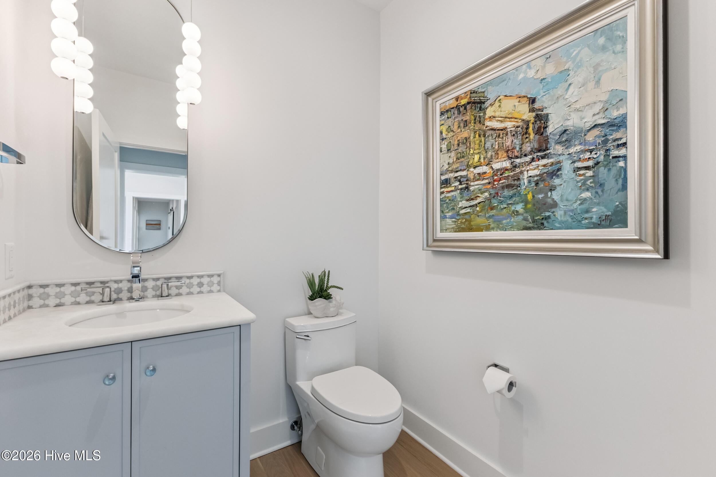 100560711 | Photo 33